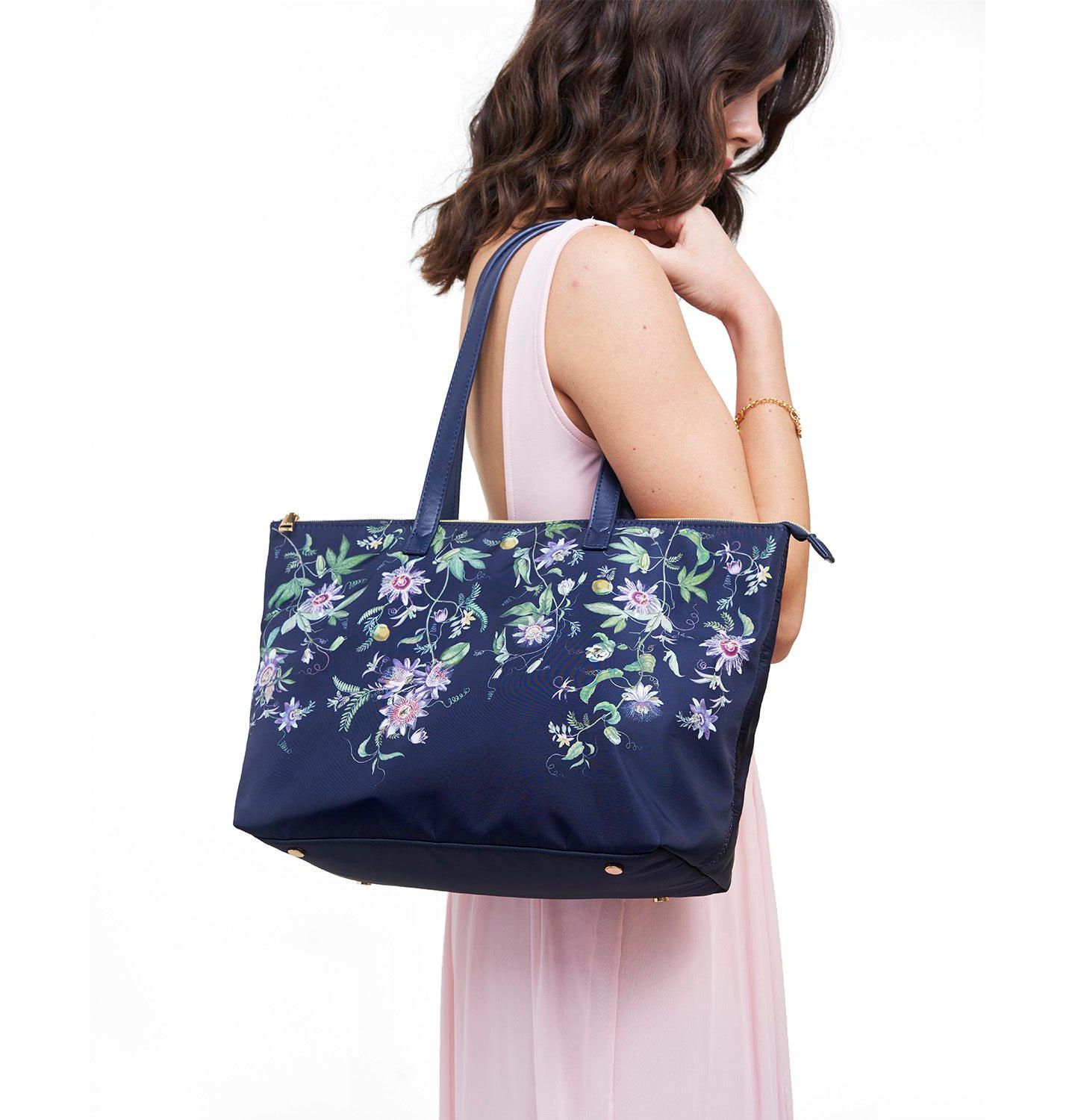 Женская сумка Fable England Passion Flower Printed Grab Tote, цвет: Тёмно-синий — фото 2