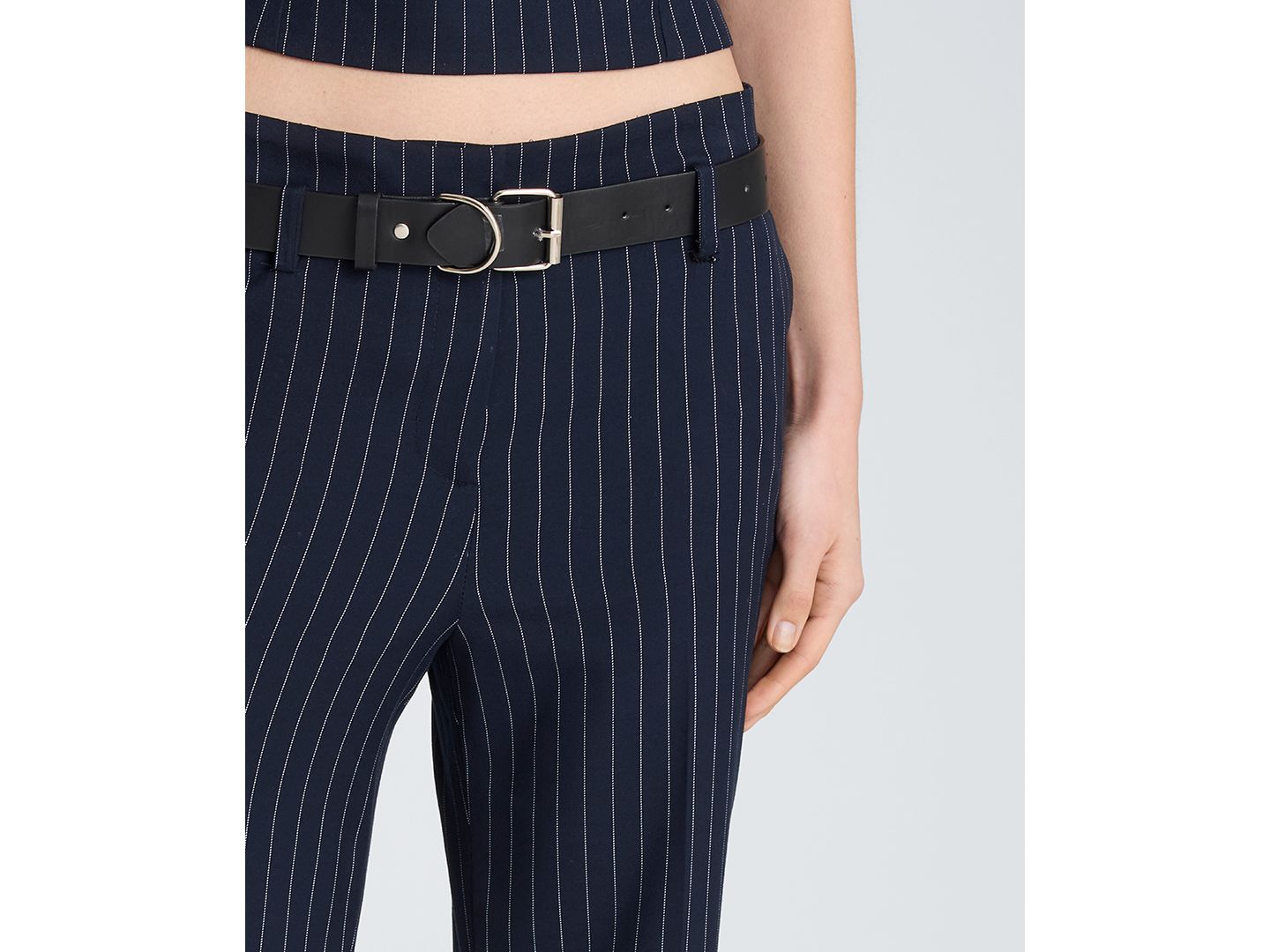 Женские брюки Kenneth Cole Pinstripe Belted Flare, цвет: Тёмно-синий / Устричный — фото 5