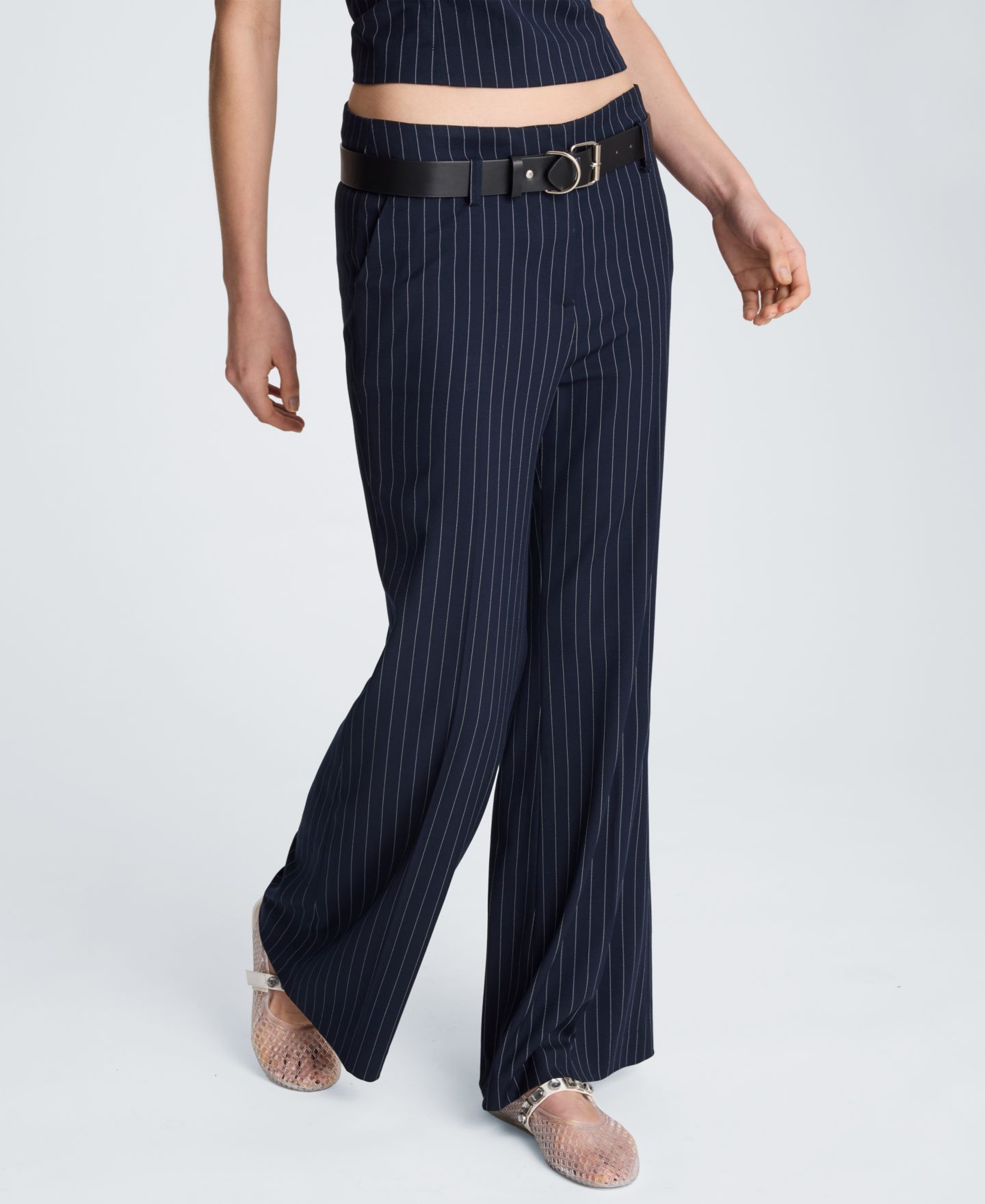Женские брюки Kenneth Cole Pinstripe Belted Flare, цвет: Тёмно-синий / Устричный — фото 7
