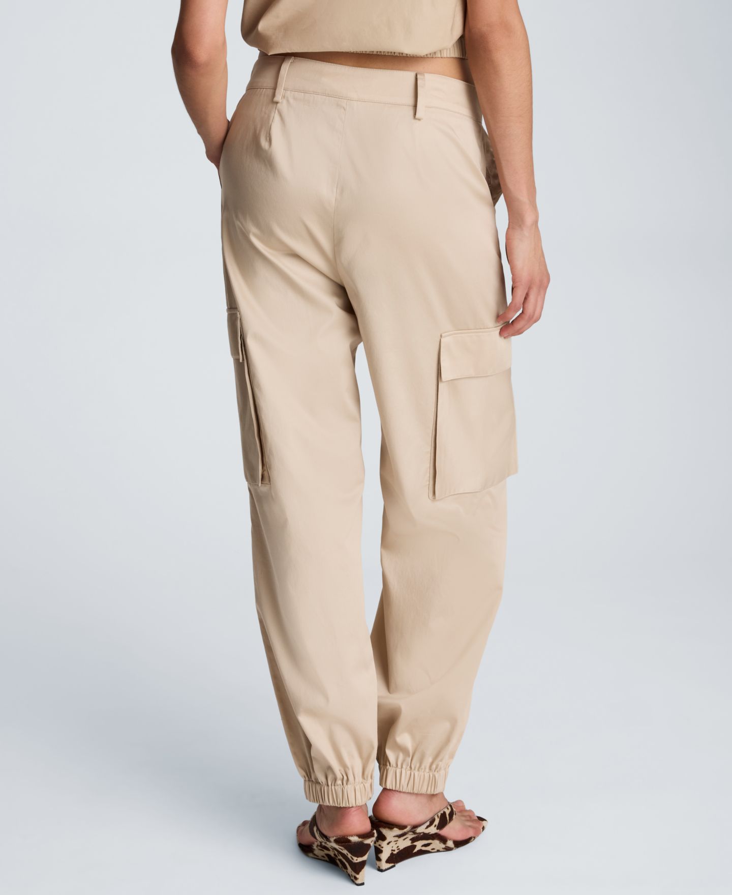 Женские брюки Kenneth Cole High Rise Front Pleat Cargo Jogger, цвет: Песочный рыжевато-коричневый — фото 5