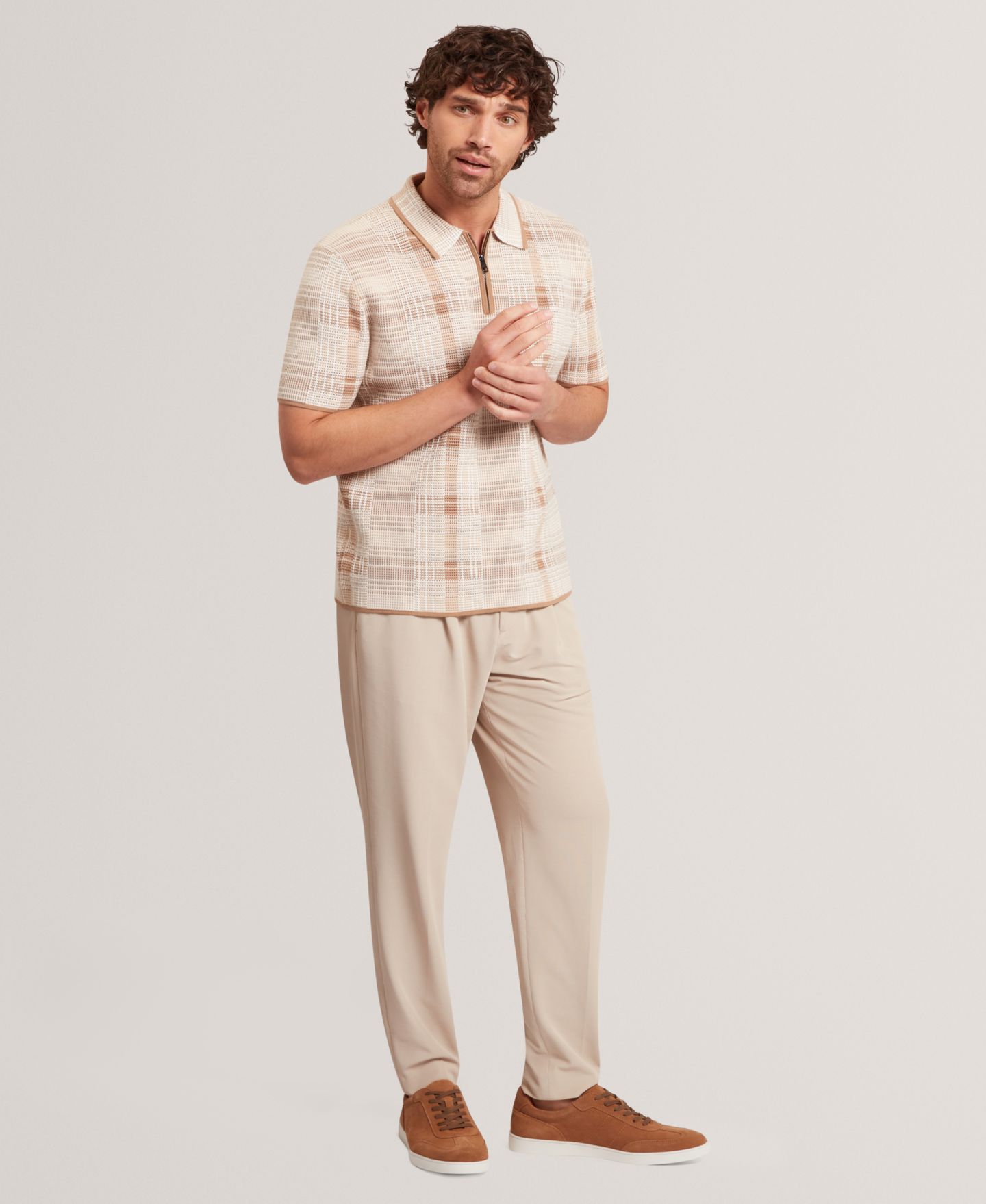 Мужское поло Ted Baker Quarter-Zip Silhouette Short-Sleeve Polo Shirt, цвет: Бежевый — фото 2