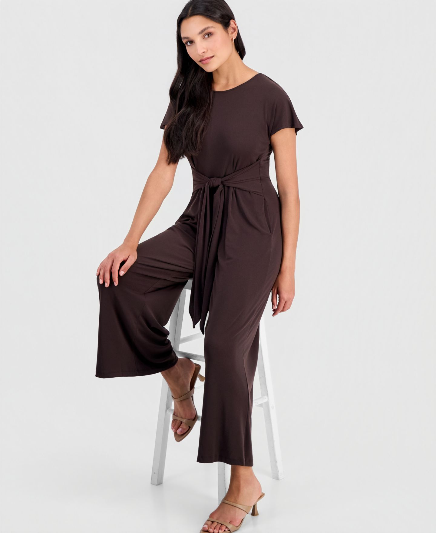Женский комбинезон Robbie Bee Round-Neck Tie-Waist Jumpsuit, цвет: Шоколадный — фото 2