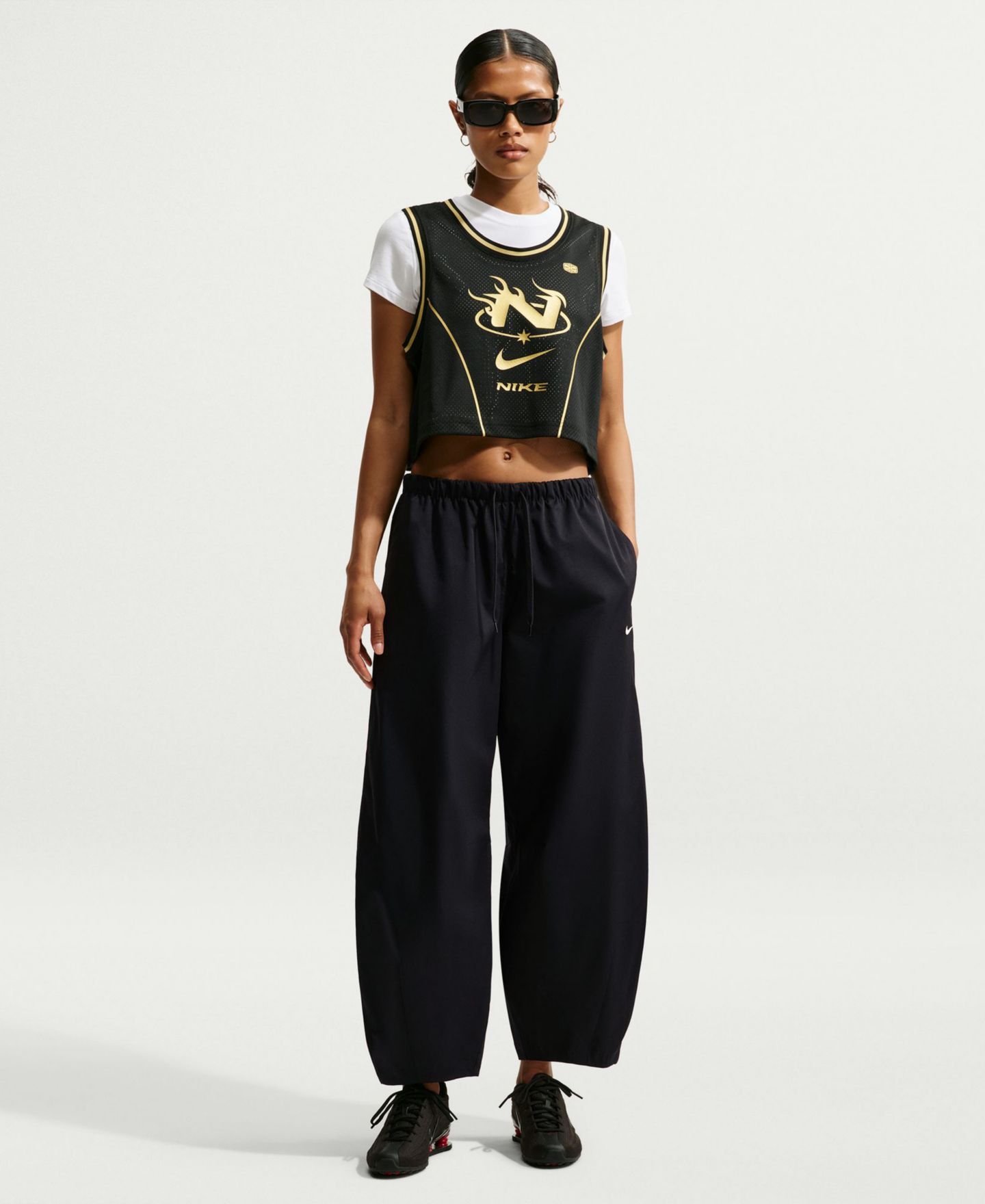 Женские брюки Nike Essentials Barrel Ankle-Length, цвет: Чёрный / Молочный — фото 2