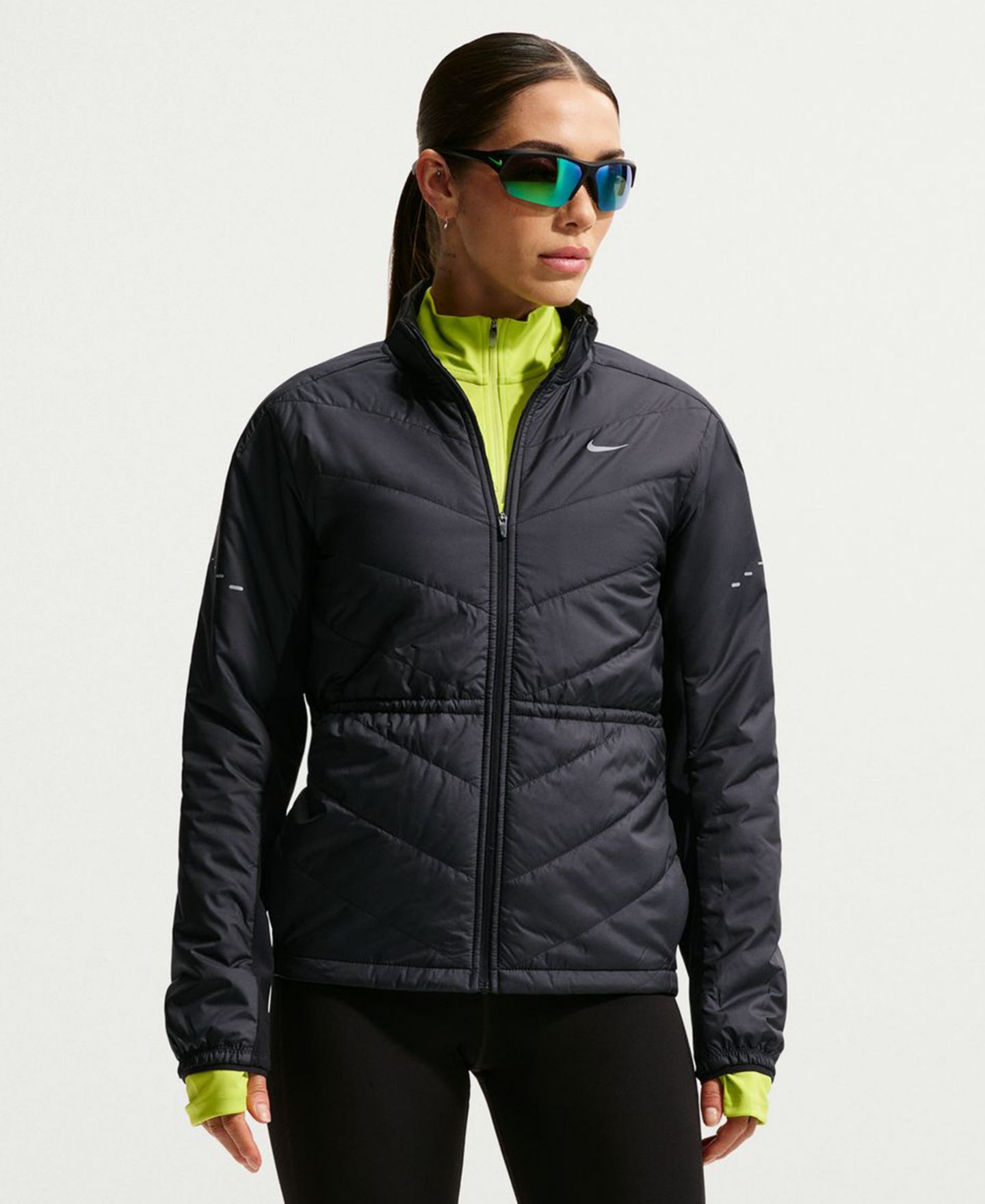 Женская куртка Nike Swift Therma-FIT Running, цвет: Чёрный / Светоотражающий серебряный — фото 10