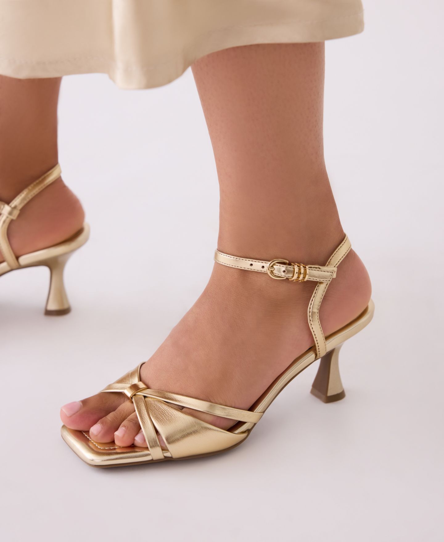 Женские сандалии Anne Klein Jelena Ankle Buckle Strap Dress Sandals, цвет: Светлый золотой — фото 5