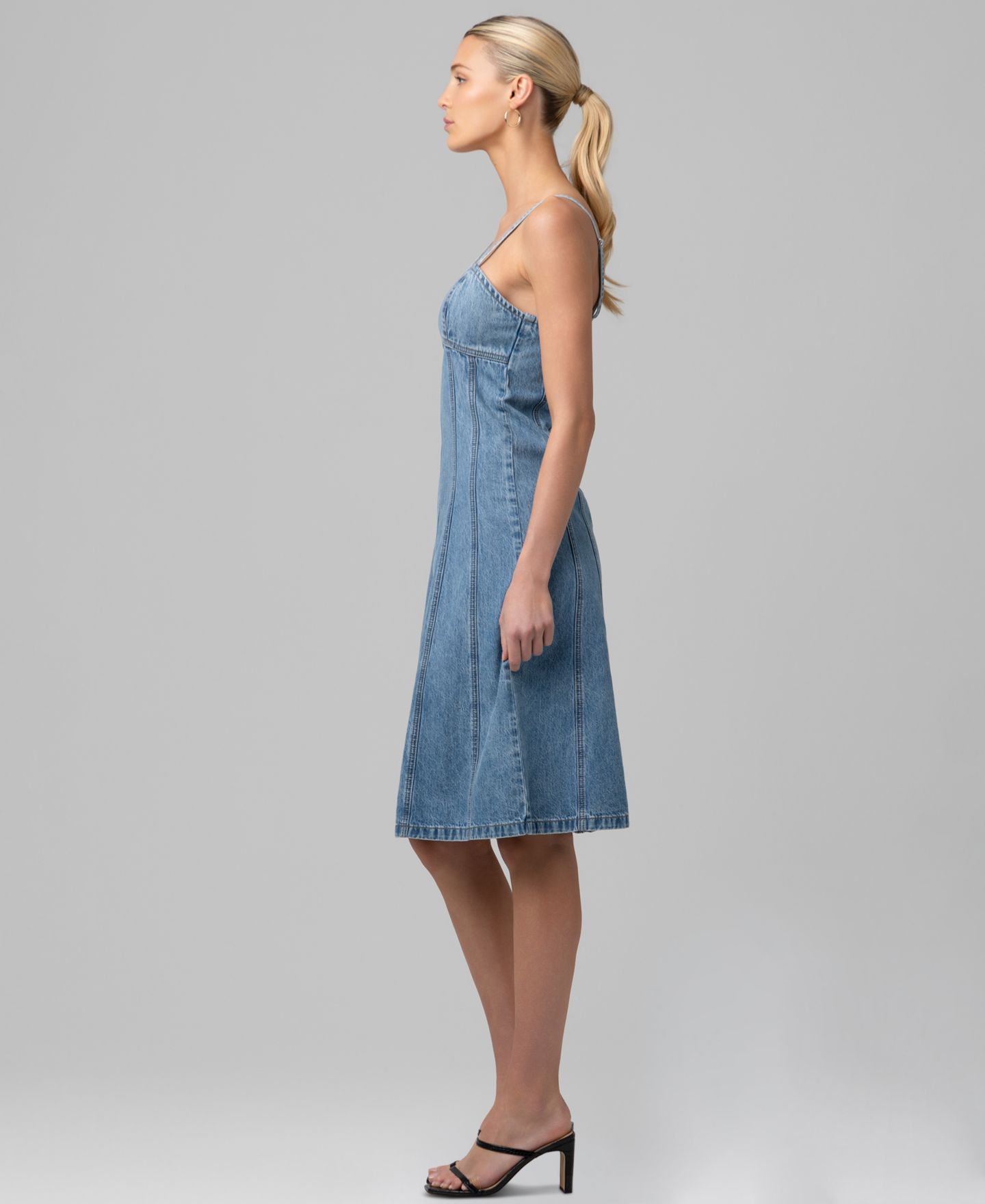 Женское платье Blank NYC Sleeveless Denim Midi, цвет: Behind The Scenes — фото 2