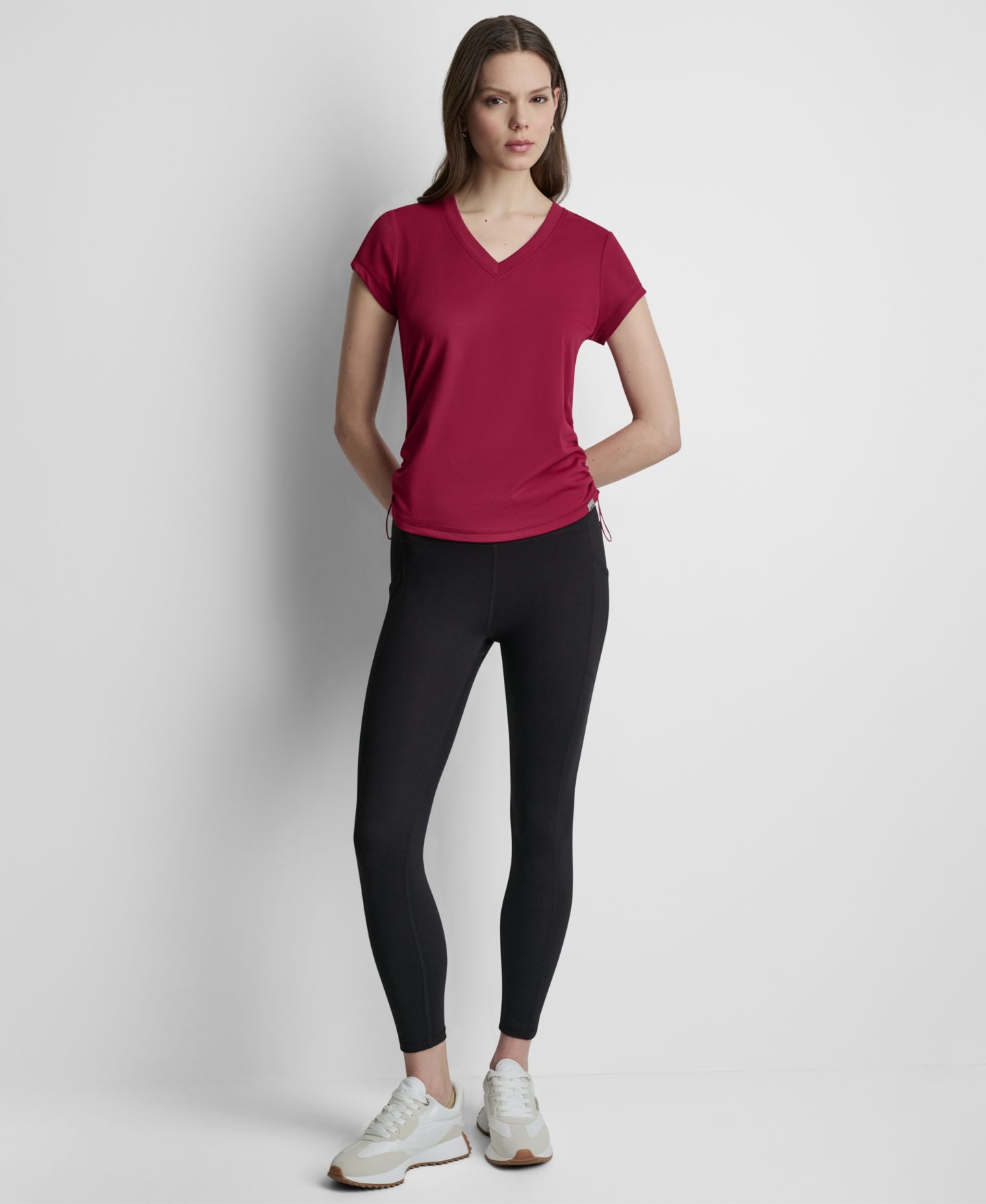 Женская футболка DKNY Sport Ruched Side Seams V-Neck Tech, цвет: Свекольный — фото 3