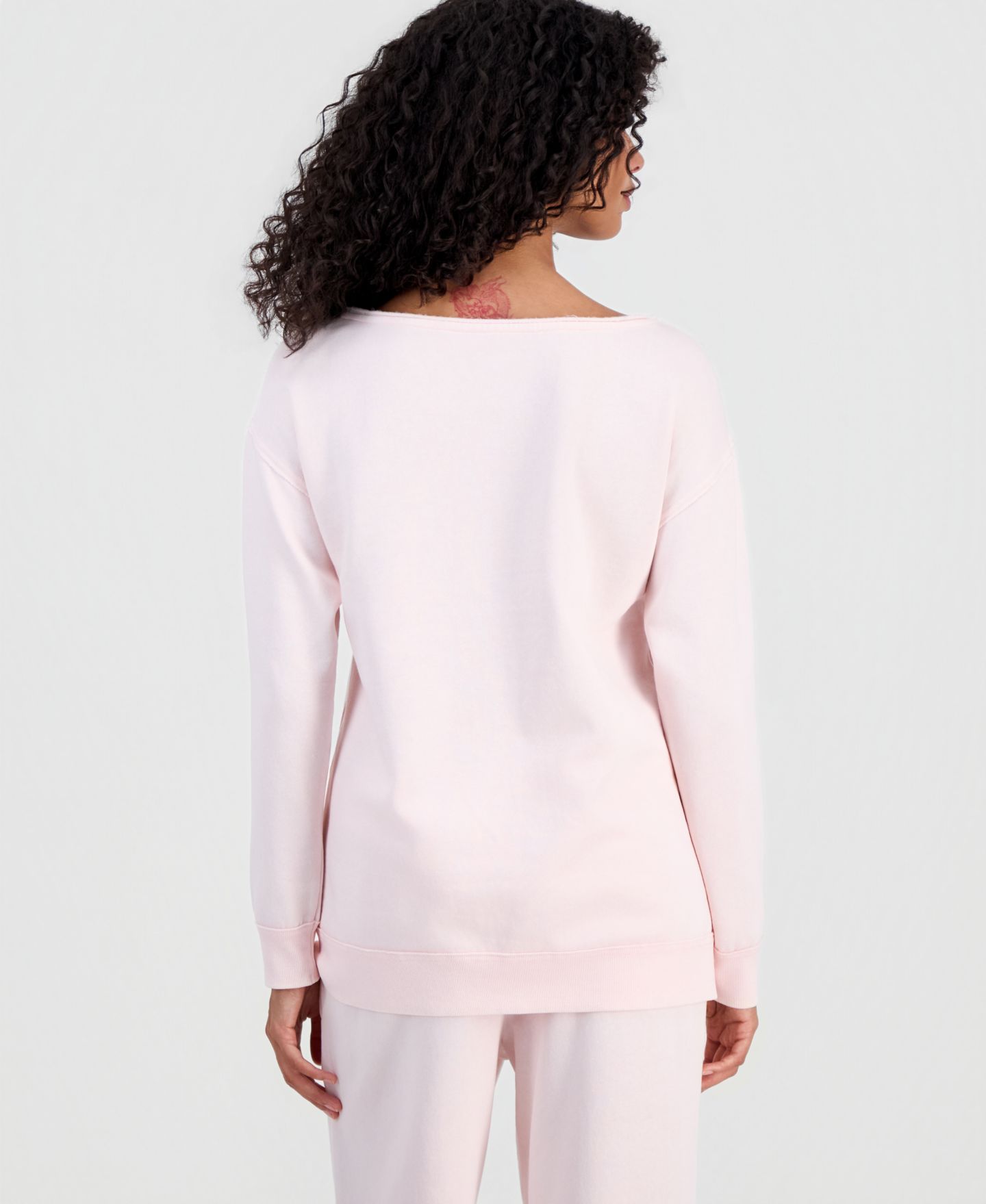 Женский свитшот Rebellious One Juniors' 89 Camo Off-the-Shoulder Mineral Wash Boat Neck, цвет: Ballet Slipper — фото 4
