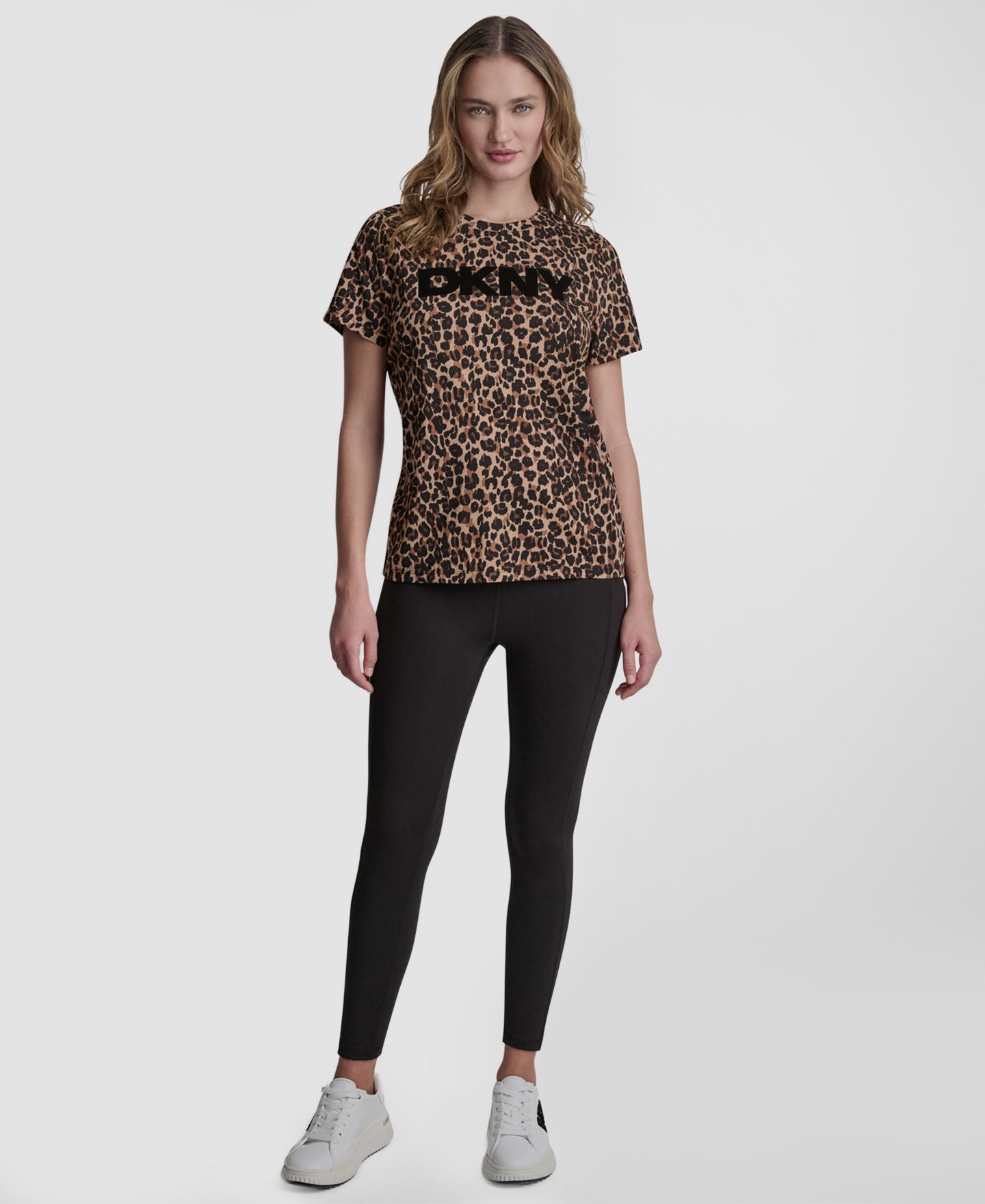 Женская футболка DKNY Sport Foil Logo Leopard Crewneck, цвет: Леопардовый карамельный — фото 2