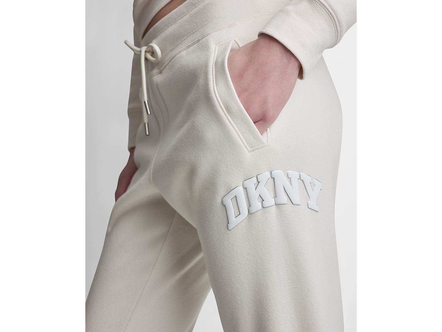 Женские брюки DKNY Sport Varsity Logo Jogger, цвет: Сливочный — фото 4