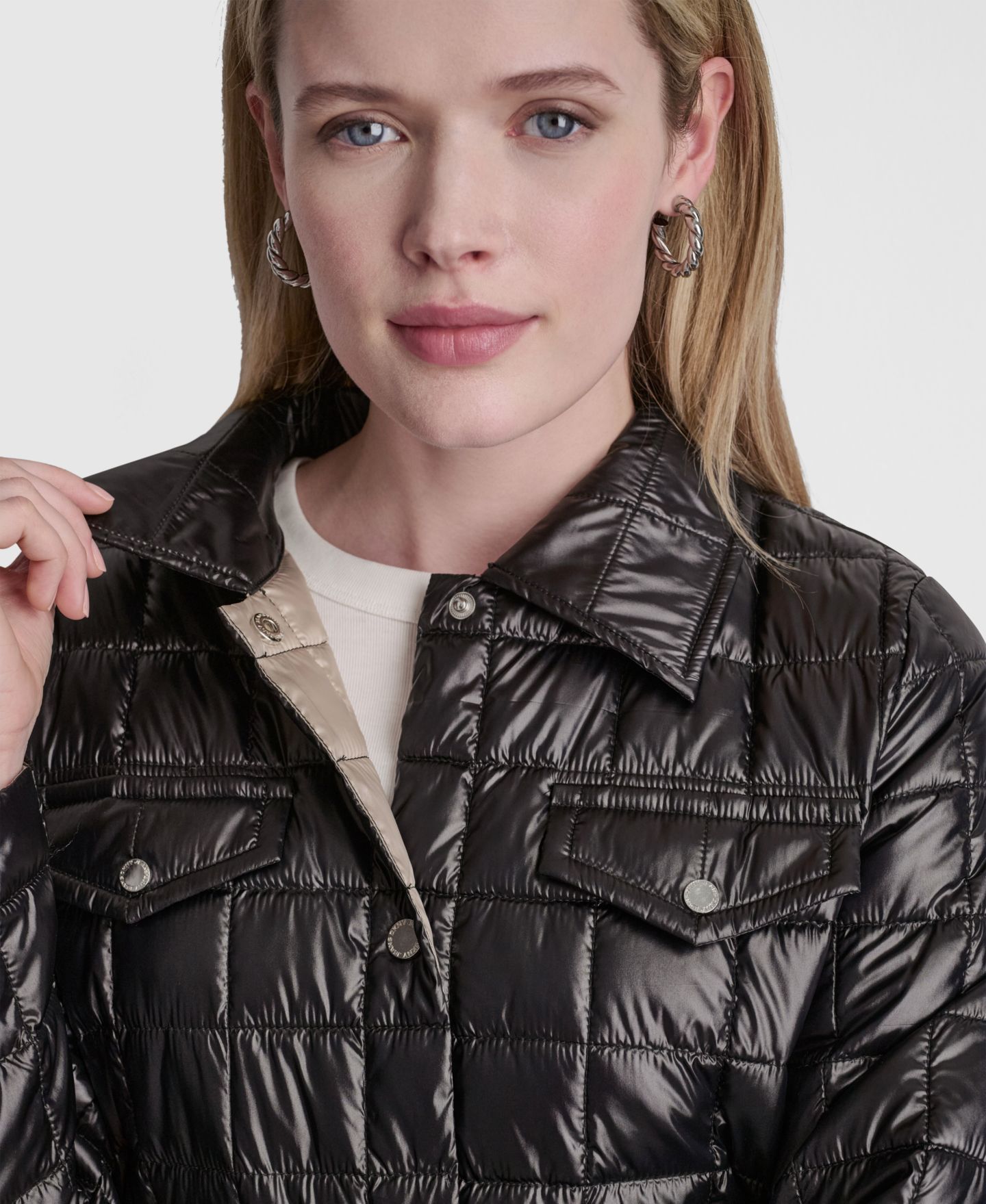 Женская куртка DKNY Jeans Box Quilt Lightweight, цвет: Металлик чёрный — фото 4