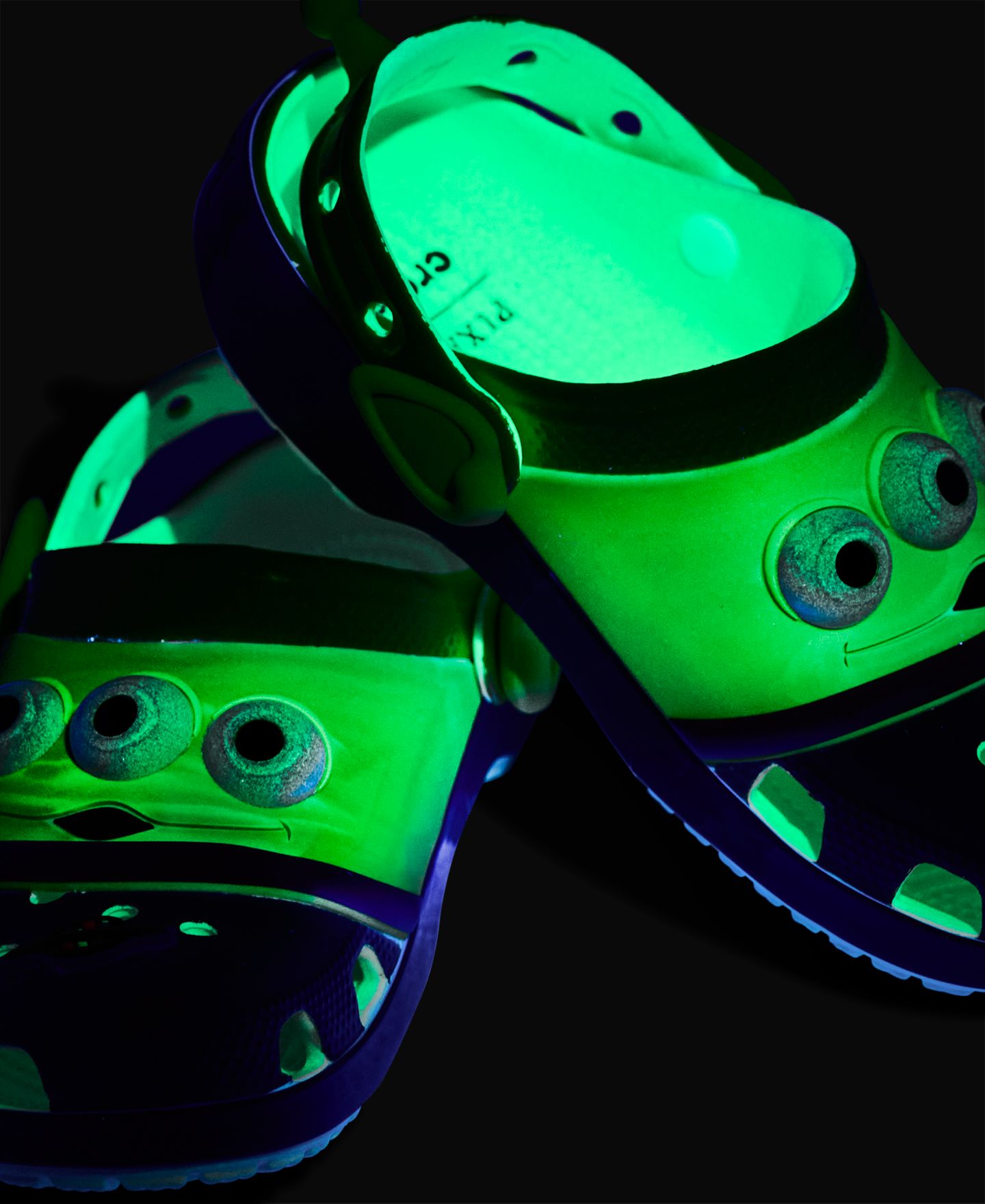 Сабо Crocs x Toy Story Alien Classic Clogs from Finish Line для мальчиков, цвет: Зелёный / Синий — фото 6