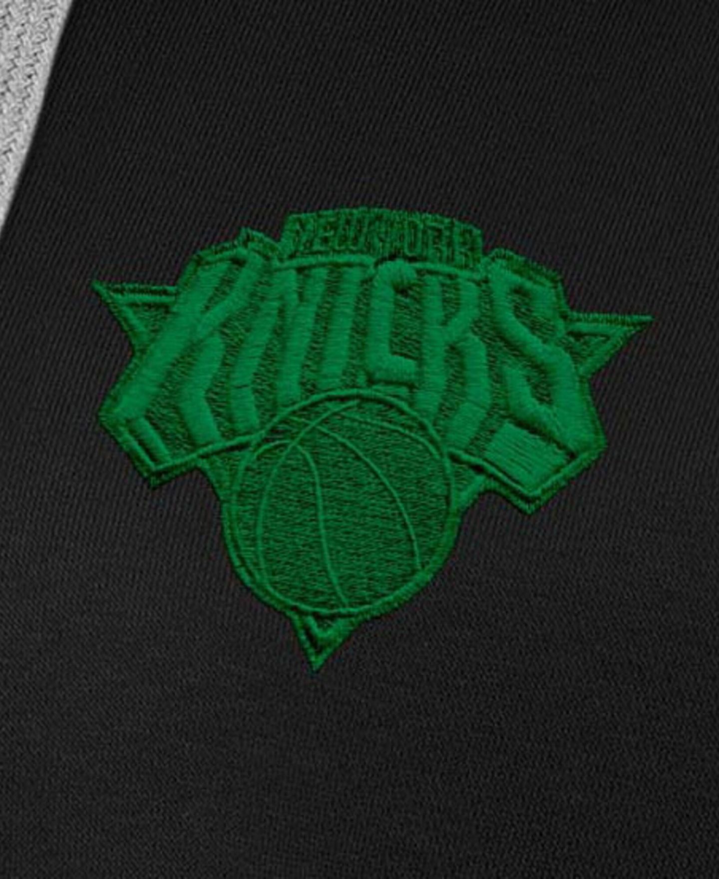 Женское худи Antigua Black New York Knicks St. Patrick's Day Victory Pullover — фото 4