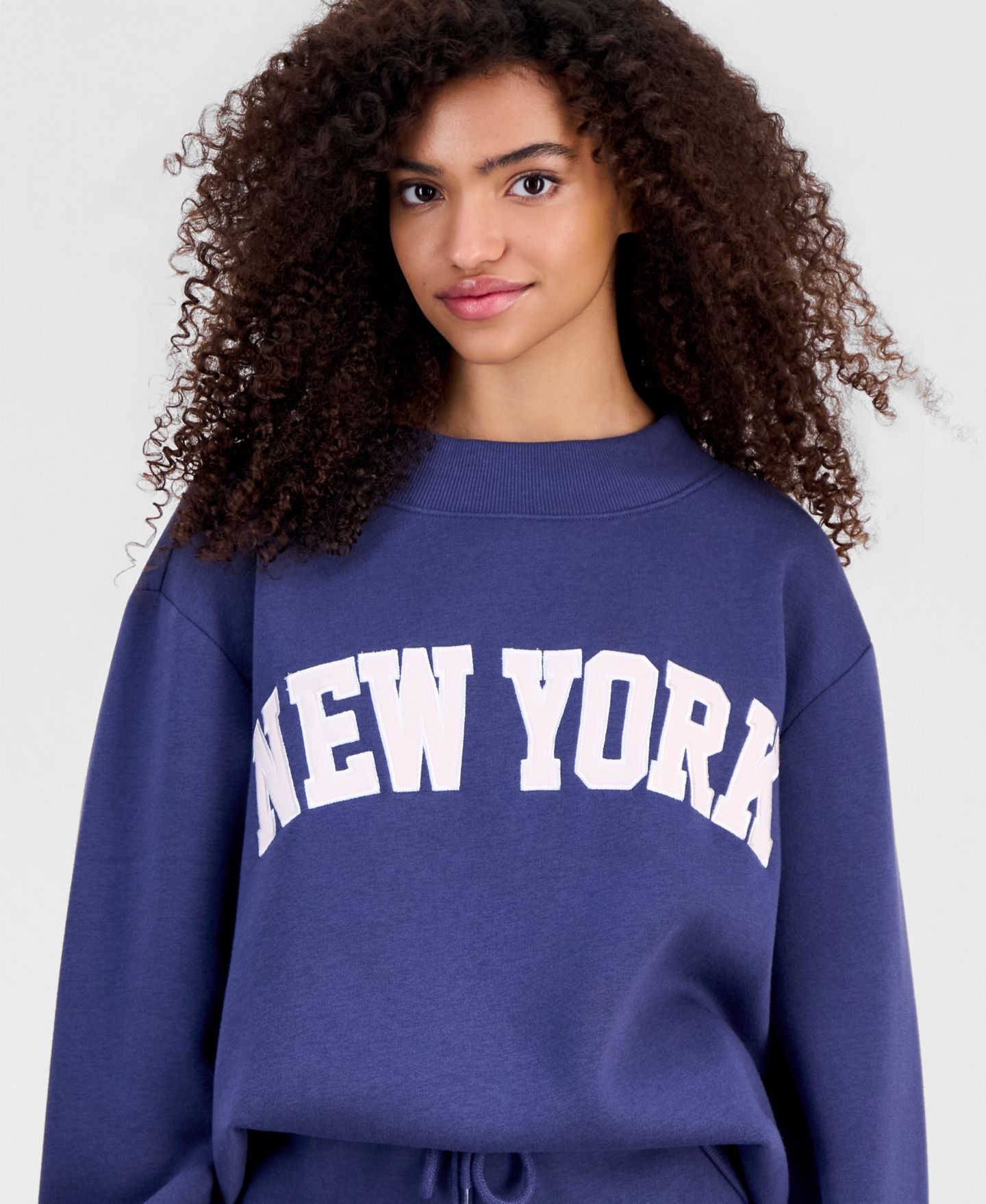 Женский свитшот Madden Girl Juniors' Embroidered Mockneck, цвет: Синий — фото 2