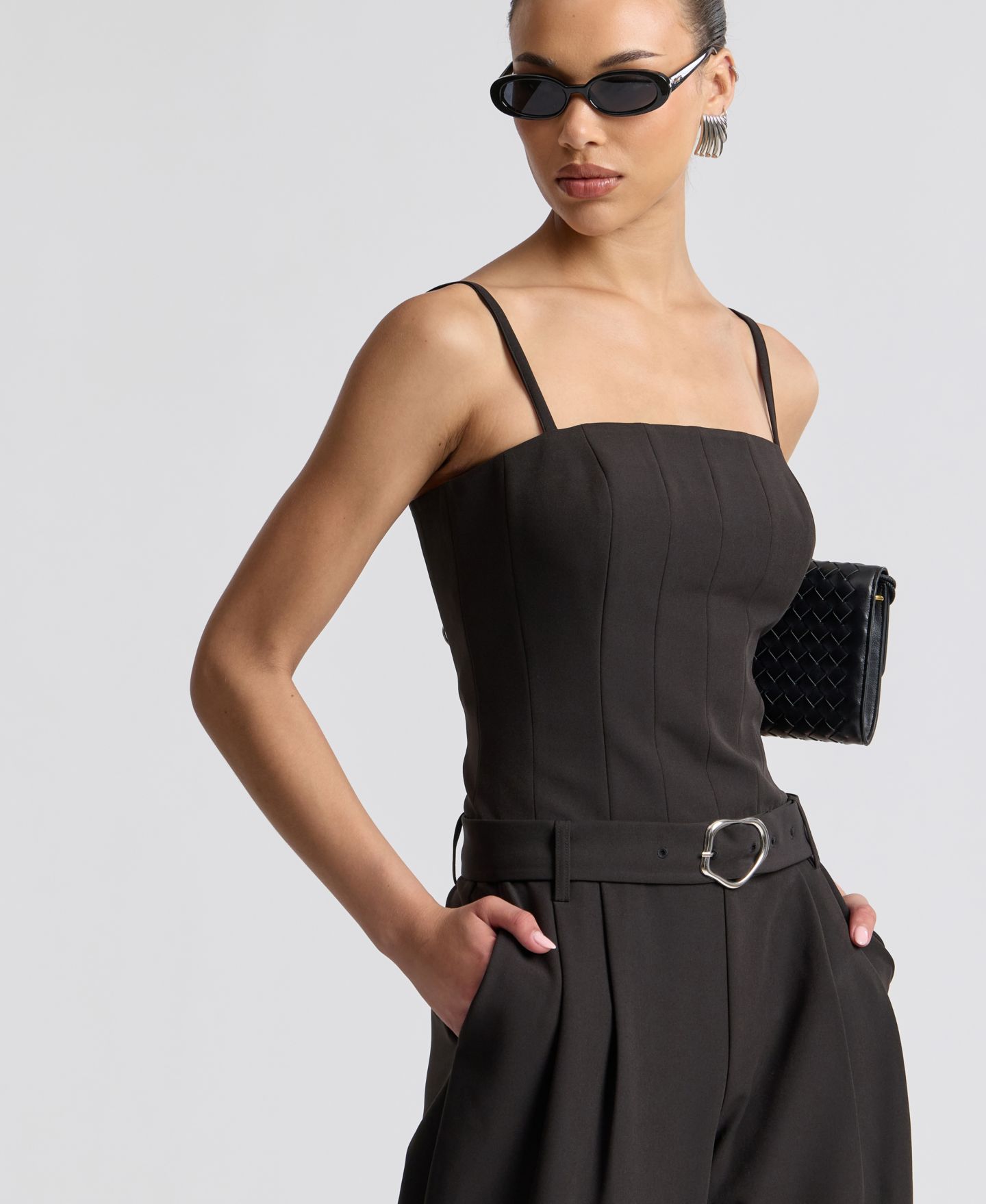 Женский комбинезон Avec Les Filles Square Neck Belted Jumpsuit, цвет: Чёрный — фото 4
