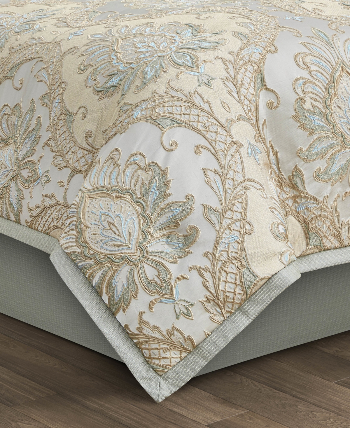 J Queen New York Rita Floral 4-Piece Comforter Set