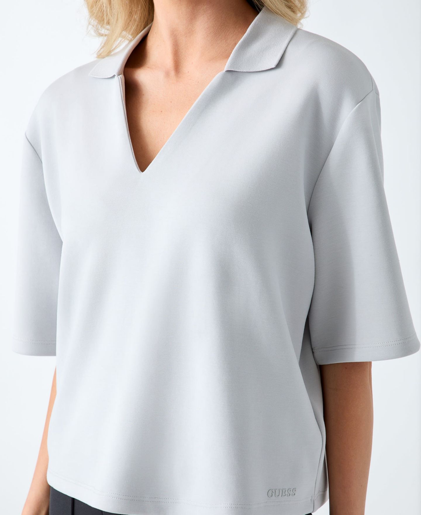 Женский топ GUESS Lyra Short-Sleeve Polo, цвет: Cloudy Storm — фото 3