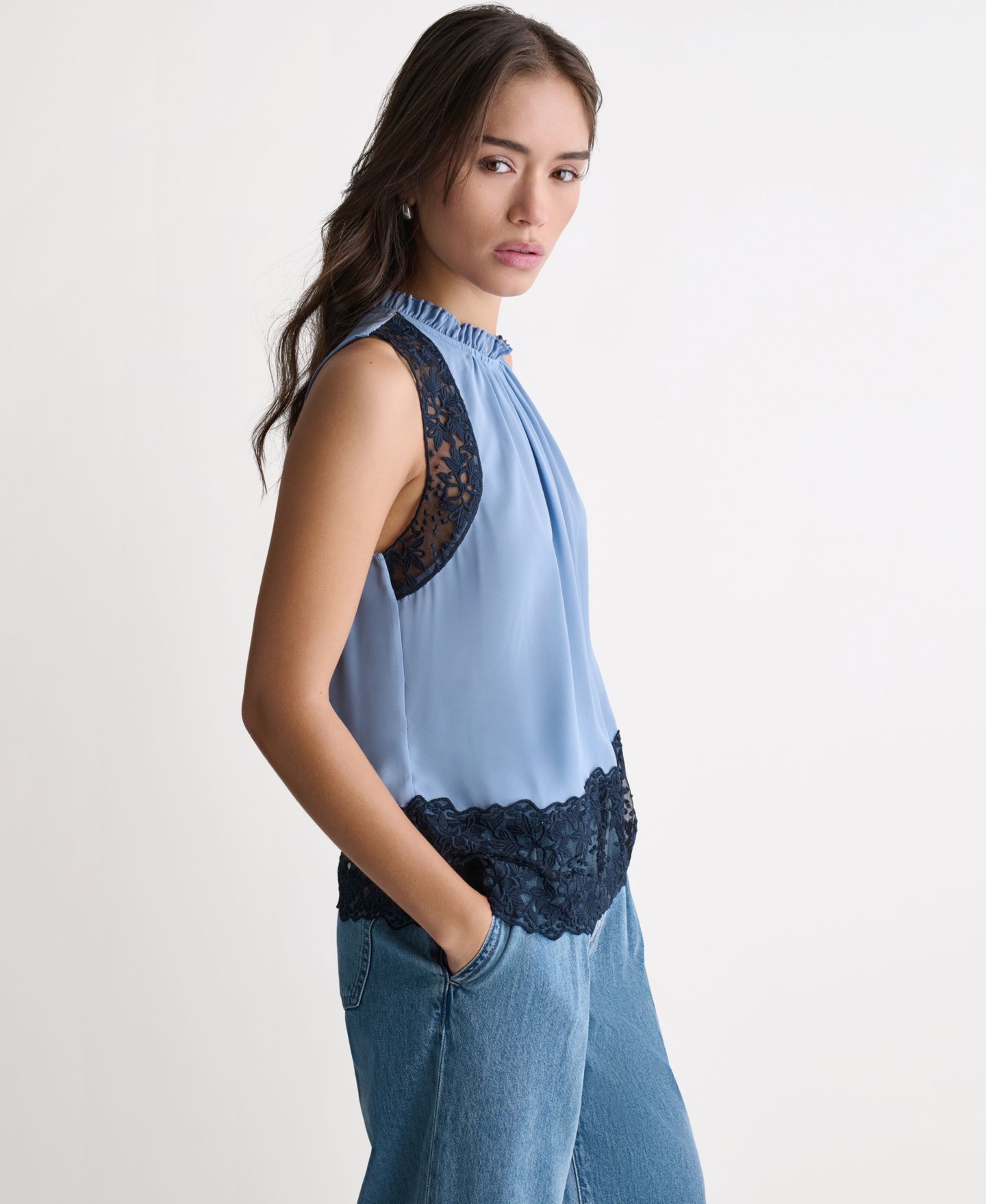 Женский топ BCBG High-Neck Sleeveless Lace Combo Woven, цвет: Варёный — фото 3