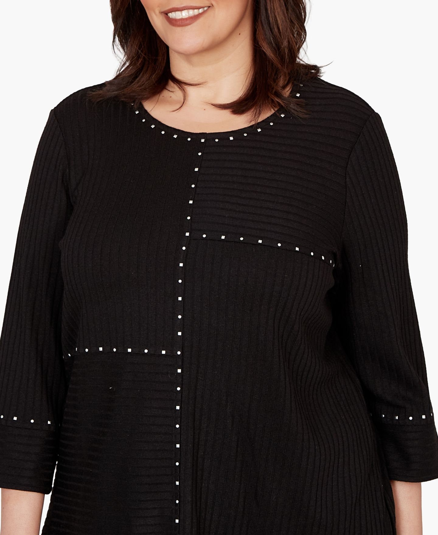 Женский топ Alfred Dunner Plus Size Spliced Texture Metallic Studded Top, цвет: Чёрный — фото 3