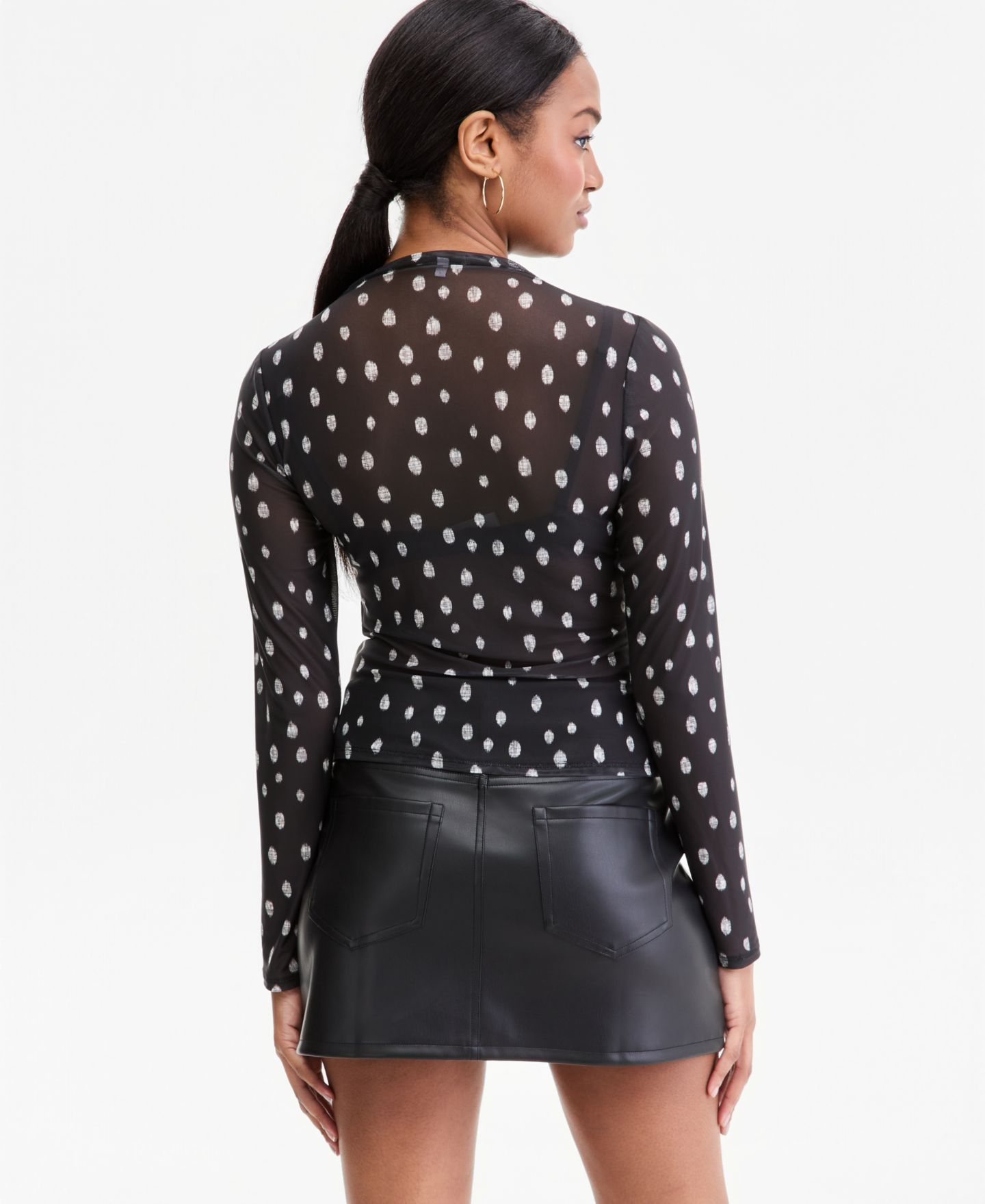 Женский топ Bar III Mock-Neck Long-Sleeve Top, цвет: Abstract Dots — фото 2