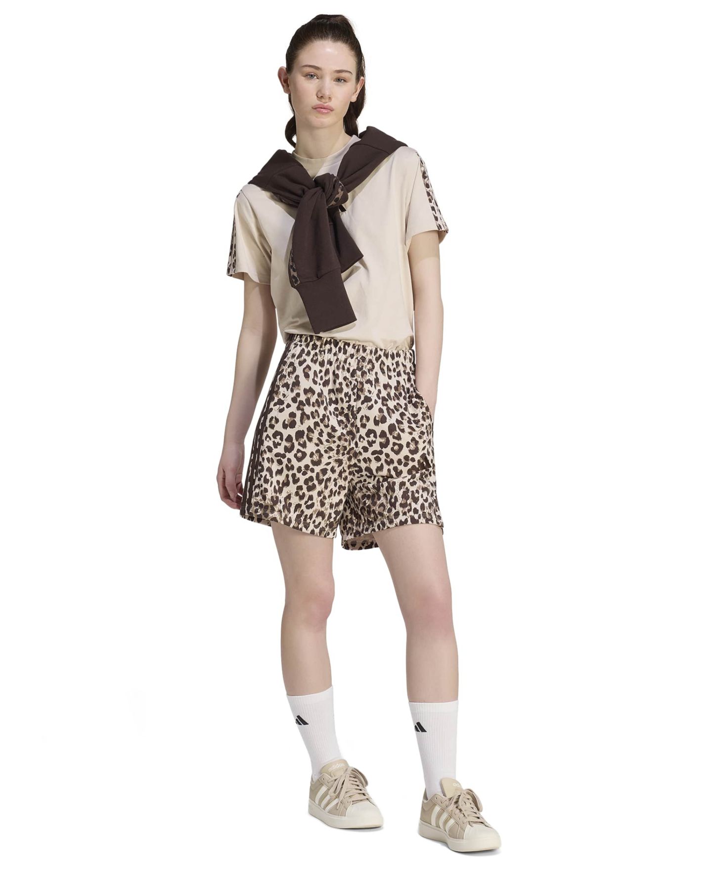 Женские шорты adidas Seasonal Essentials Animal Print, цвет: Разноцветный / Льняной — фото 2
