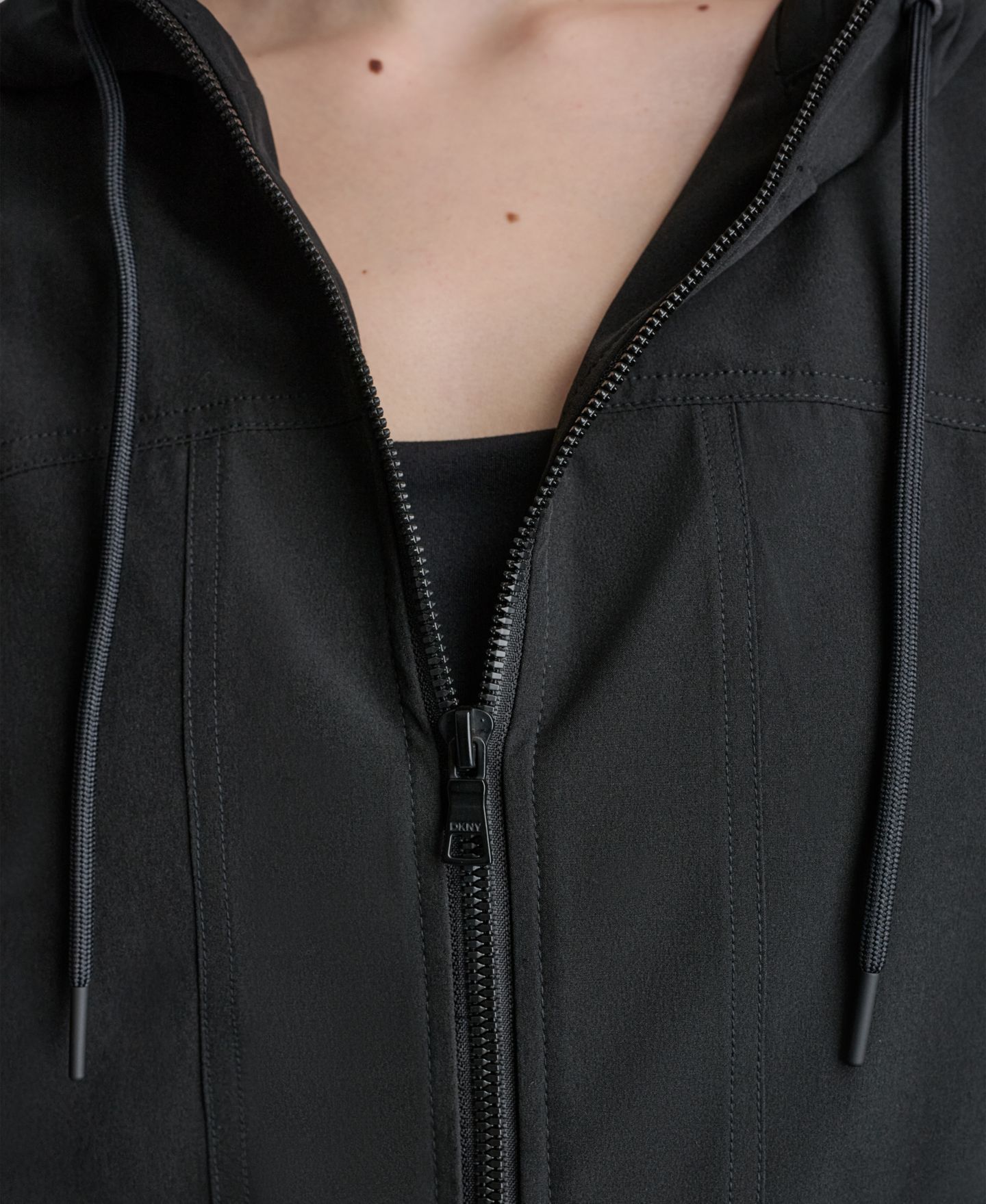 Женская куртка DKNY Sport Hooded Anorak, цвет: Чёрный — фото 6