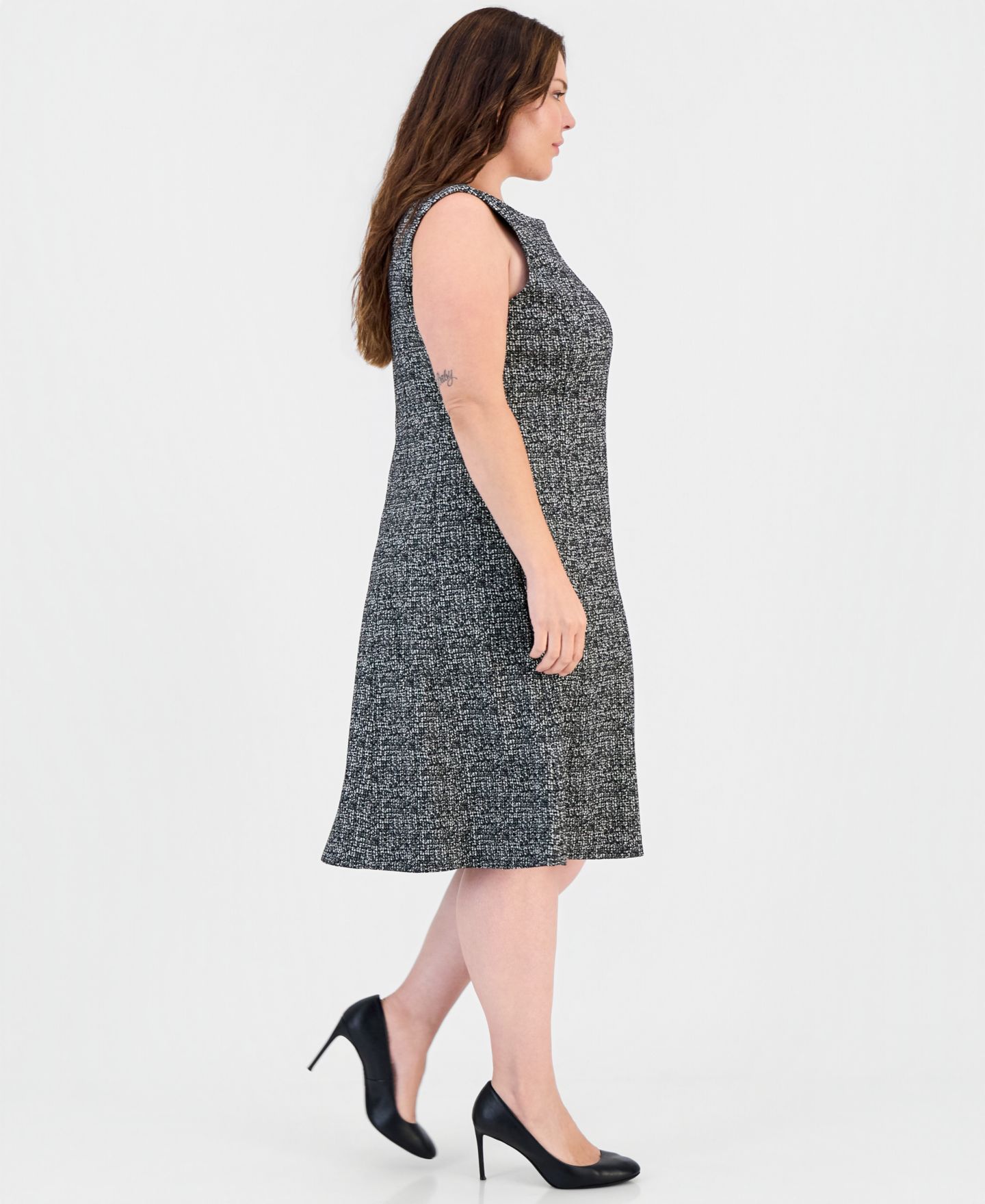 Женское платье Kasper Plus Size Multi Seam Fit Flare Boat Neck Sleeveless Dress, цвет: Чёрный / Белый — фото 2
