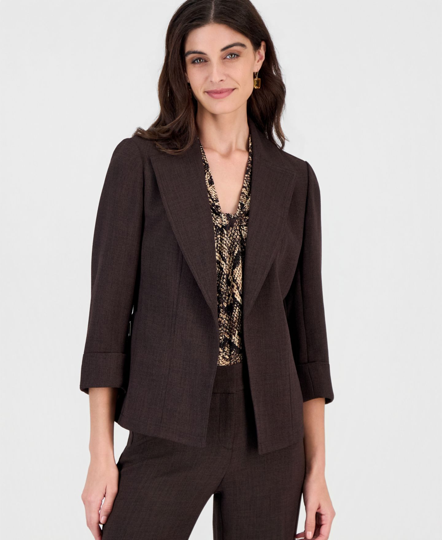 Женская куртка Kasper 3/4 Sleeve Pebble Crepe Open Front Jacket with Zipper Pockets, цвет: Насыщенный шоколадный — фото 1