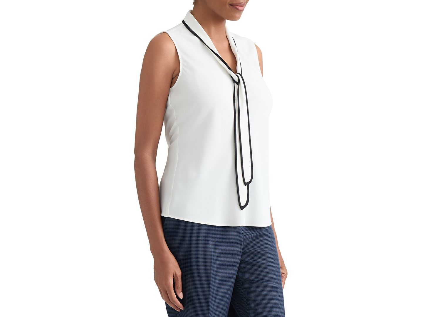 Женская блузка Kasper Contrast Tie-Neck Sleeveless Blouse, цвет: Ванильный ледяной / Чёрный — фото 3