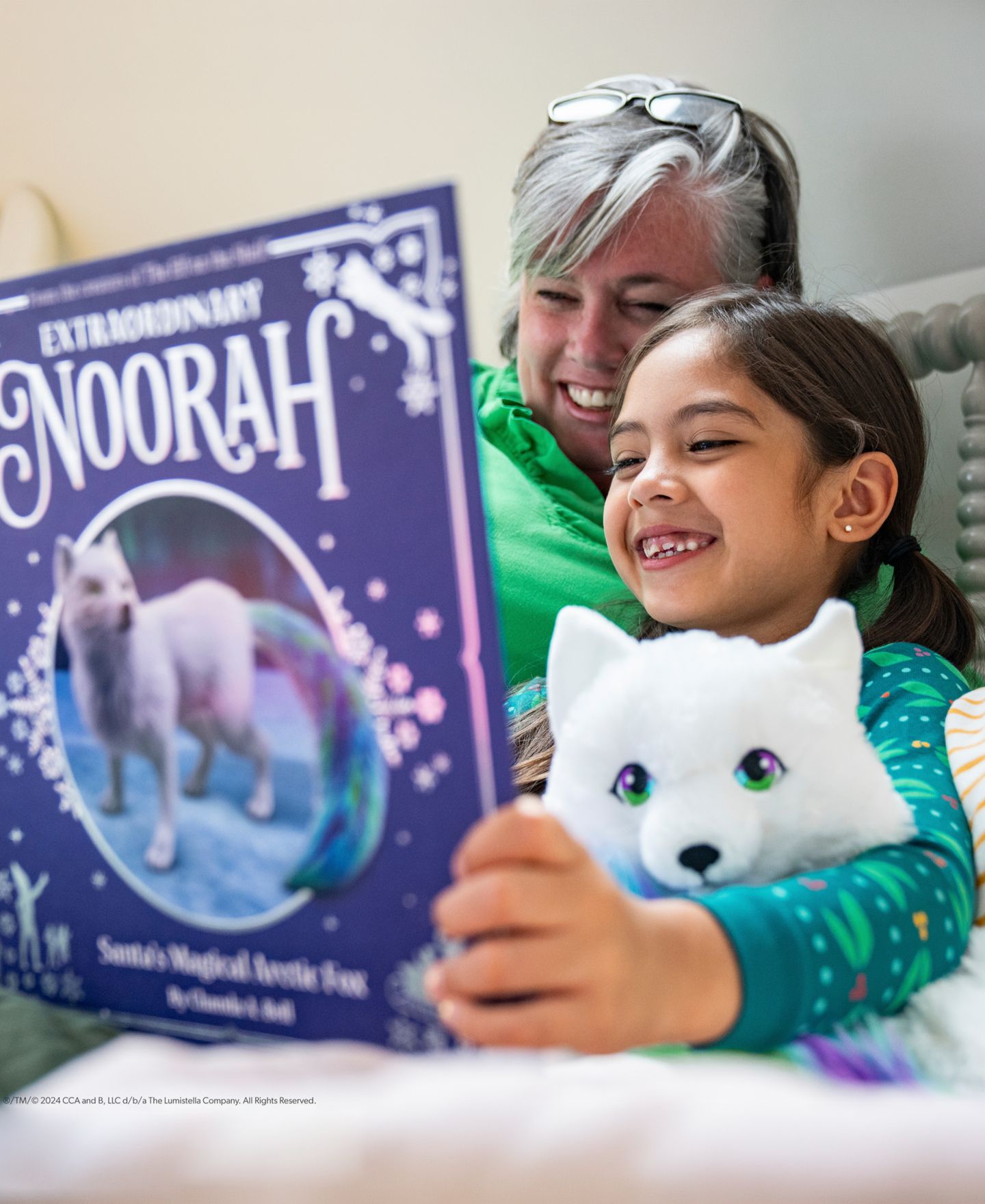 Детские куклы Elf on the Shelf Noorah Magical Arctic Fox 12" Plush and Storybook, 2-Piece Set — фото 7