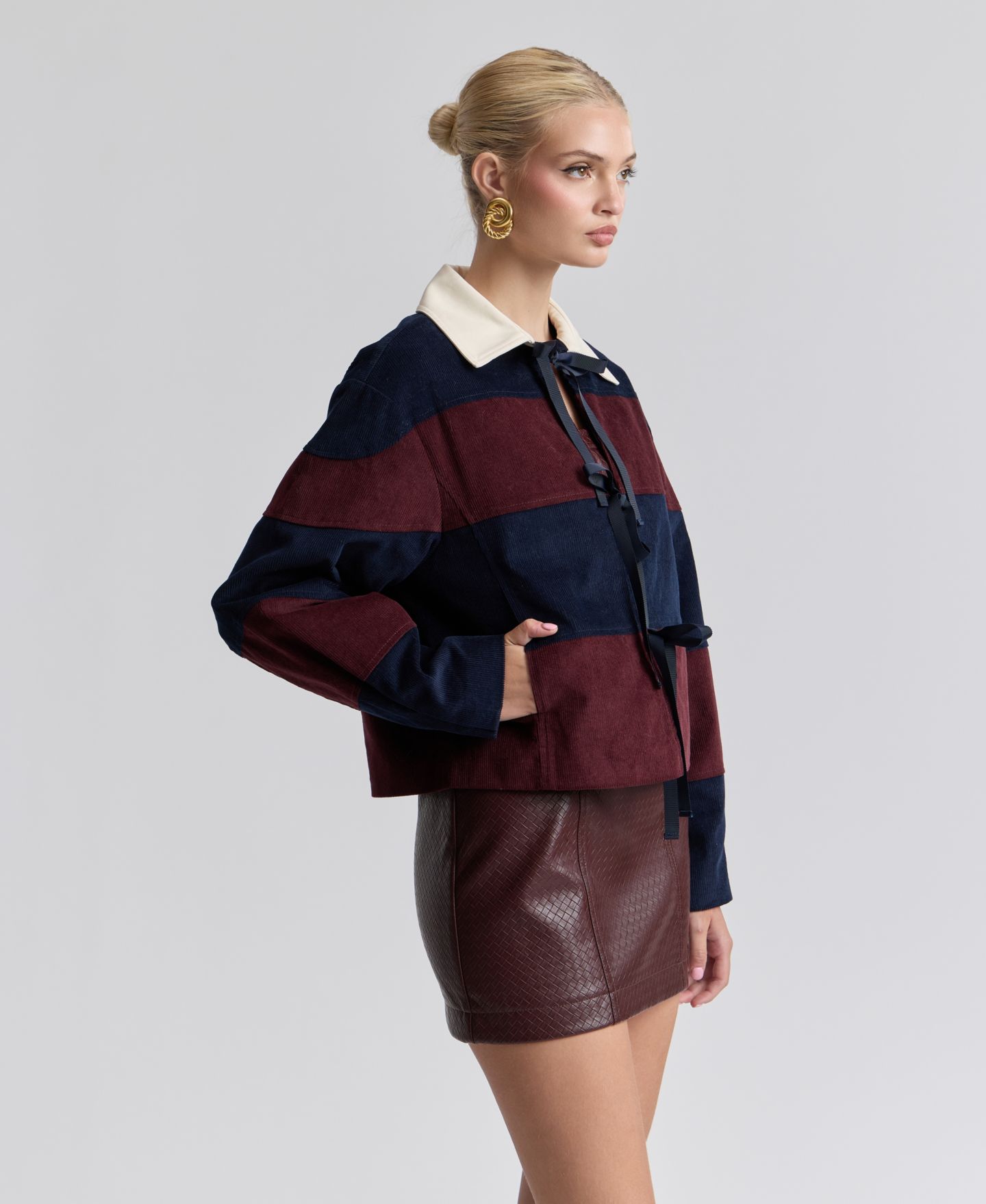 Женская куртка Avec Les Filles Striped Rugby Front Tie, цвет: Тёмно-синий / Бордовый — фото 3