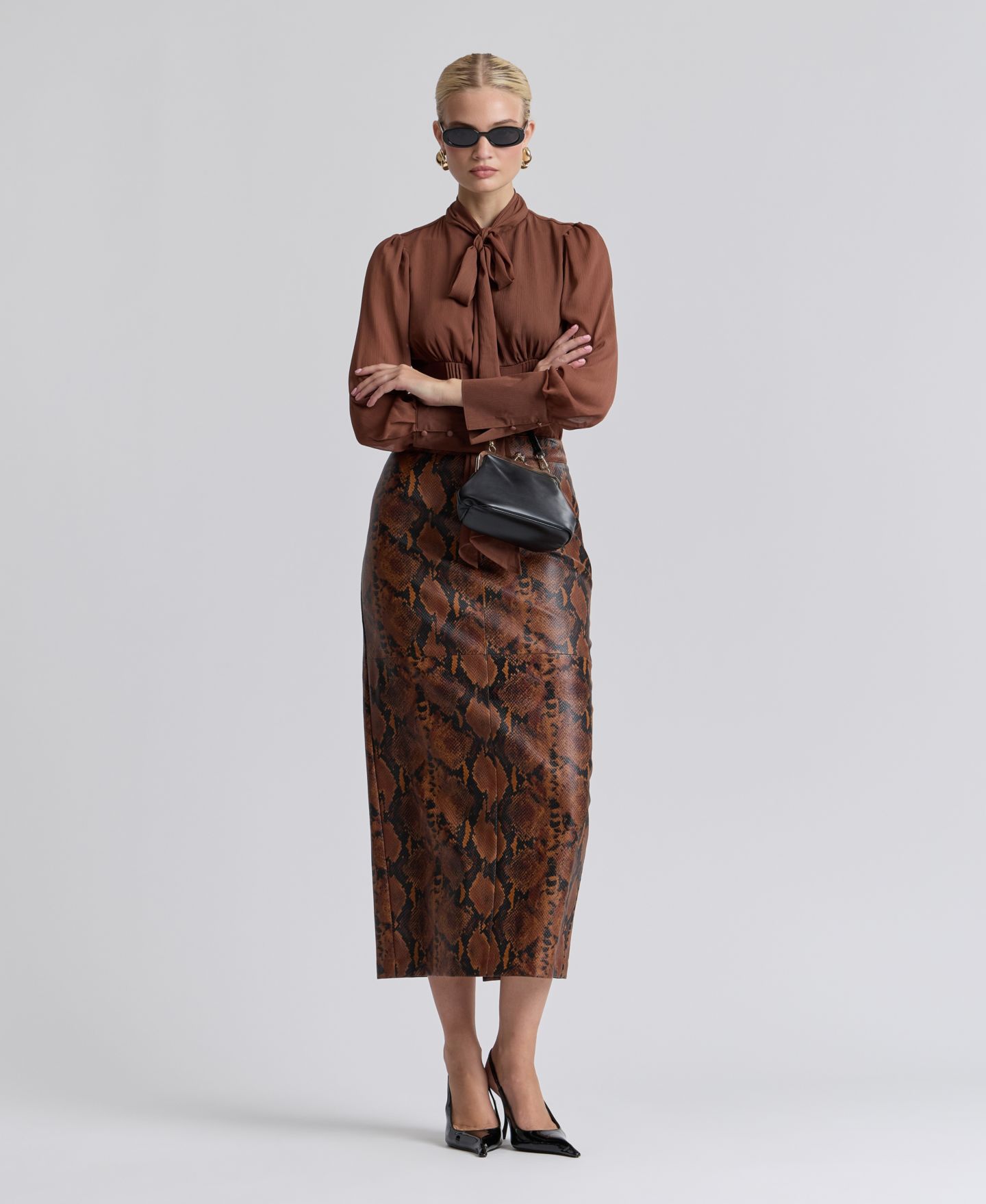 Женский топ Avec Les Filles Long Puff-Sleeve Scarf Neck Top, цвет: Коричневый — фото 6