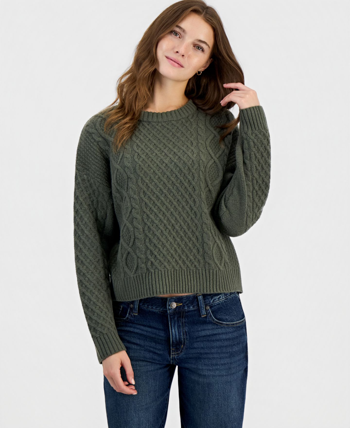 Женский свитер Hooked Up by IOT Juniors' Cable-Knit Crew Neck Pullover, цвет: Пыльный оливковый — фото 1