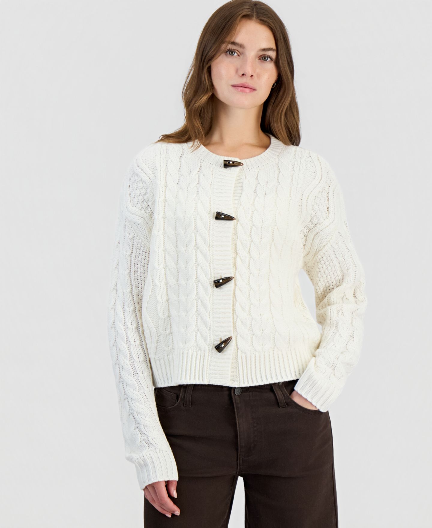 Женский кардиган Hooked Up by IOT Juniors' Fitted Cable-Knit Toggle, цвет: Кокосовое молоко — фото 1