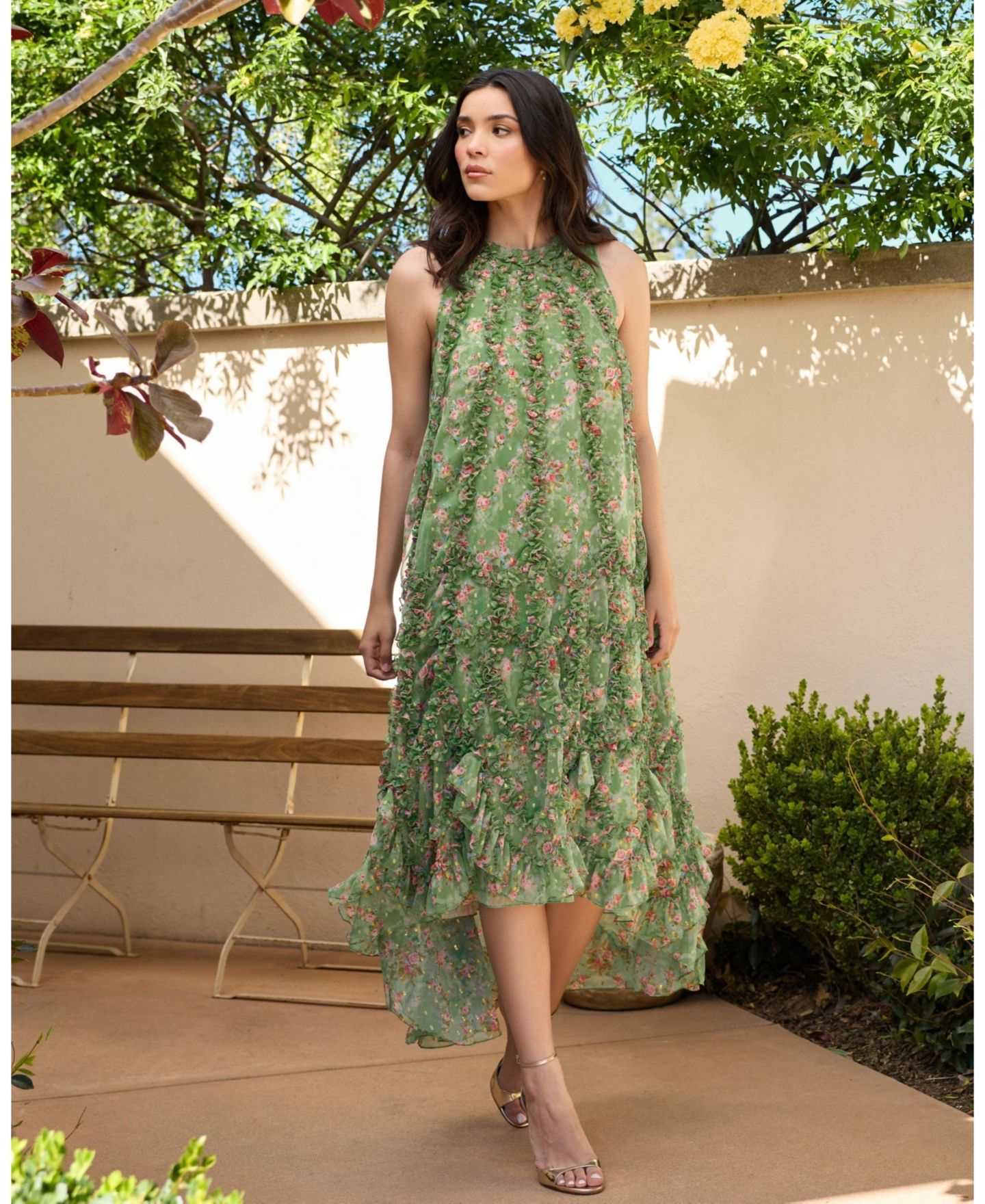 Женское платье Mac Duggal Sleeveless Floral Chiffon Midi Dress with Ruffles, цвет: Шалфейный разноцветный — фото 4