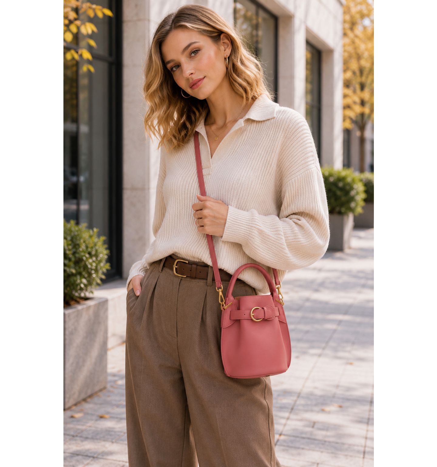 Женская сумка SUSU Blair Leather Small Bucket Bag Crossbody Purse with Belt Drawstring, цвет: Пыльный розовый / Розовый — фото 4
