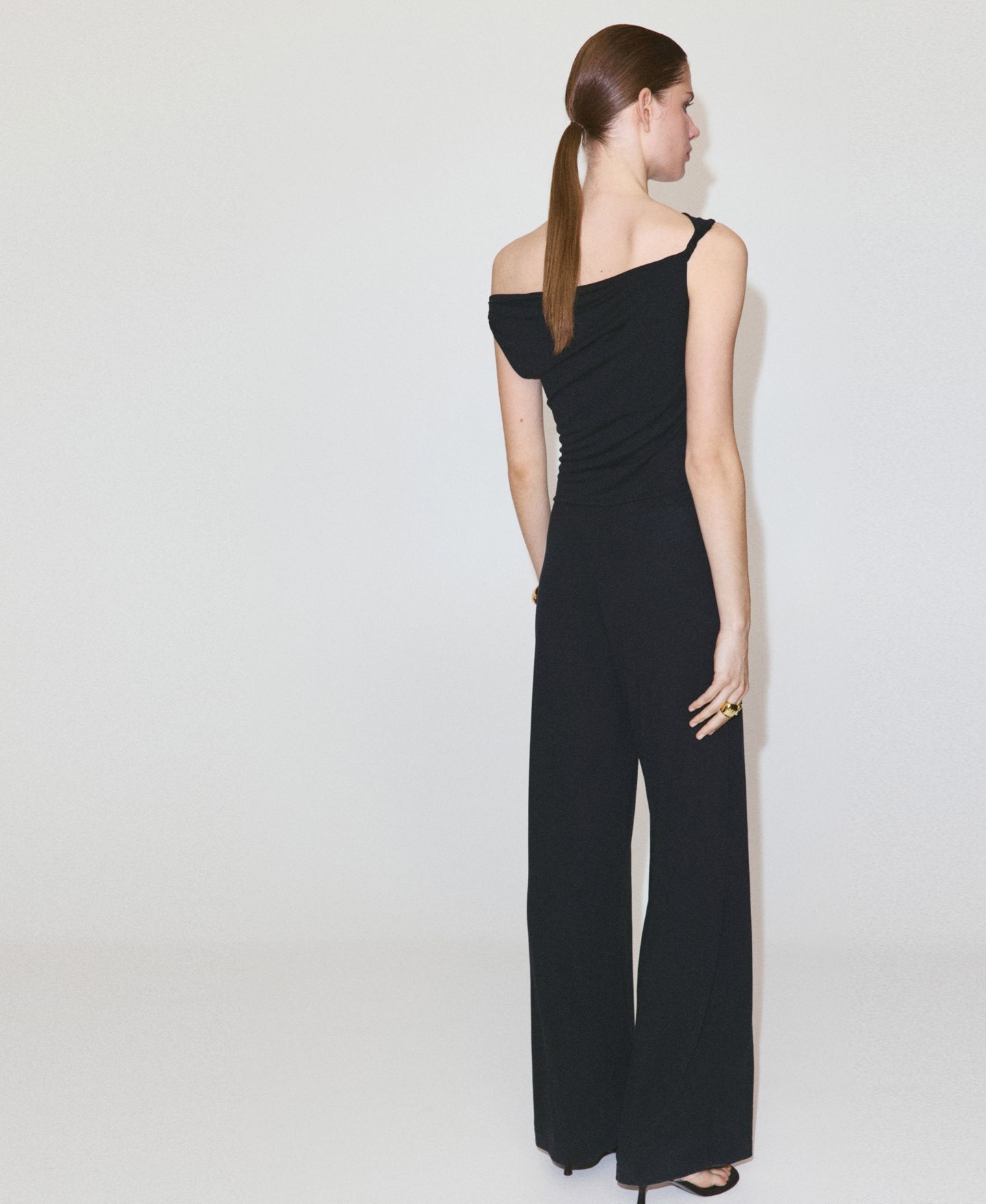 Женский комбинезон MANGO Draped Asymmetrical Jumpsuit, цвет: Серый — фото 5