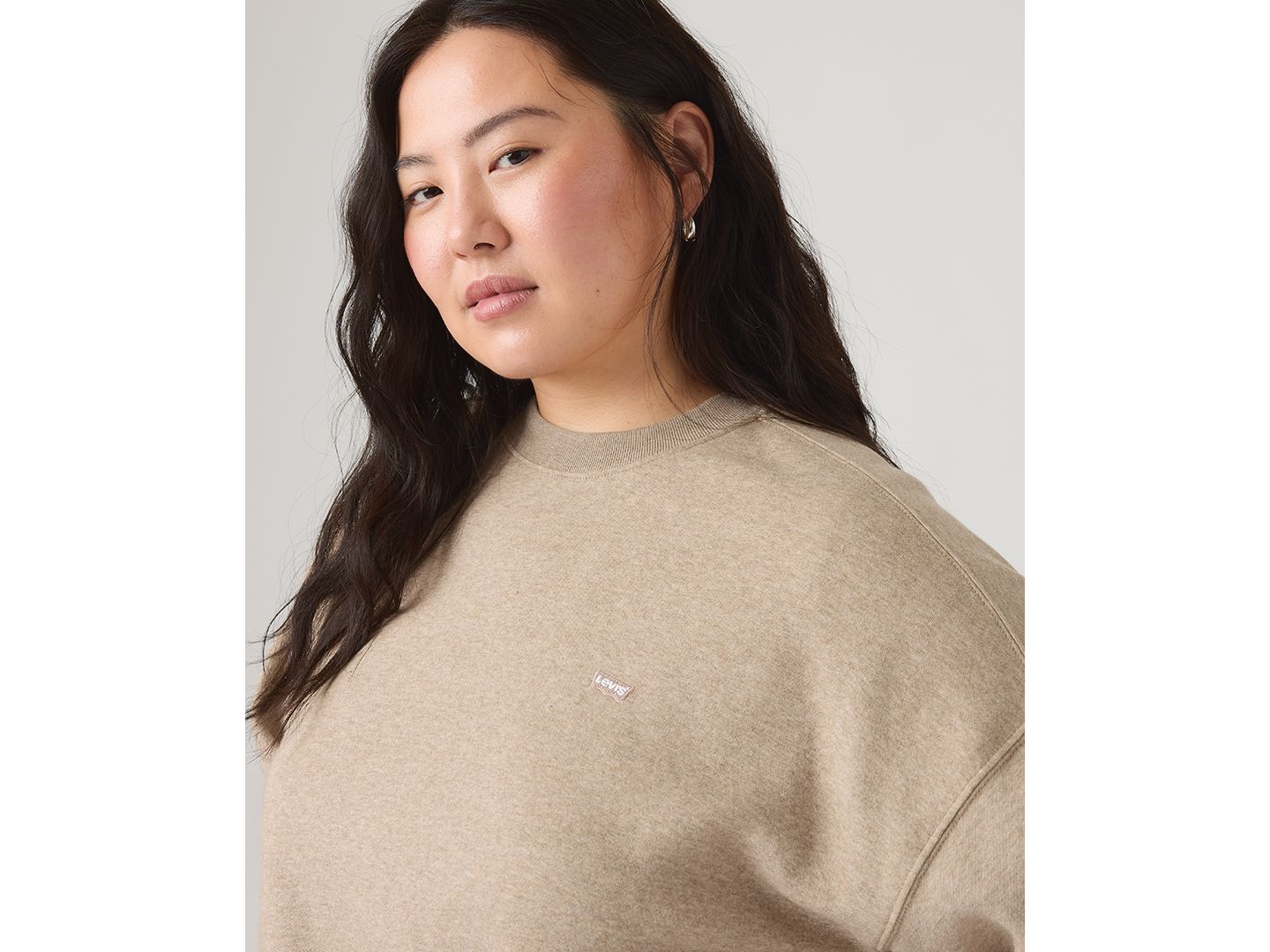 Женская толстовка Levi's Plus Size Everyday Brushed Fleece Relaxed-Fit Crewneck, цвет: Серо-коричневый серый меланжевый — фото 3