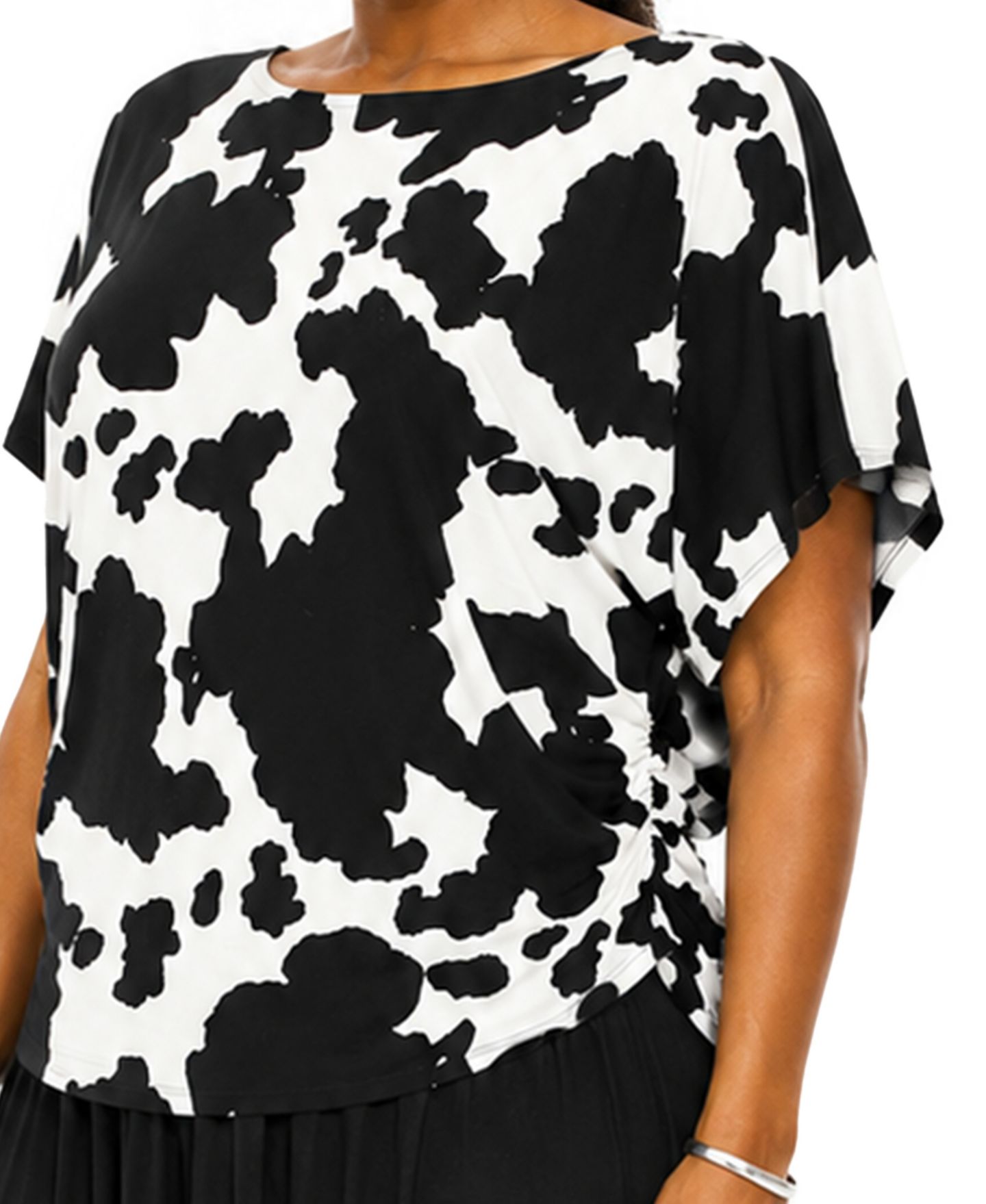 Женский топ COIN 1804 Plus Size Cow Print Batwing Short-Sleeve Side-Ruched Boat Neck, цвет: Слоновая кость чёрный — фото 4