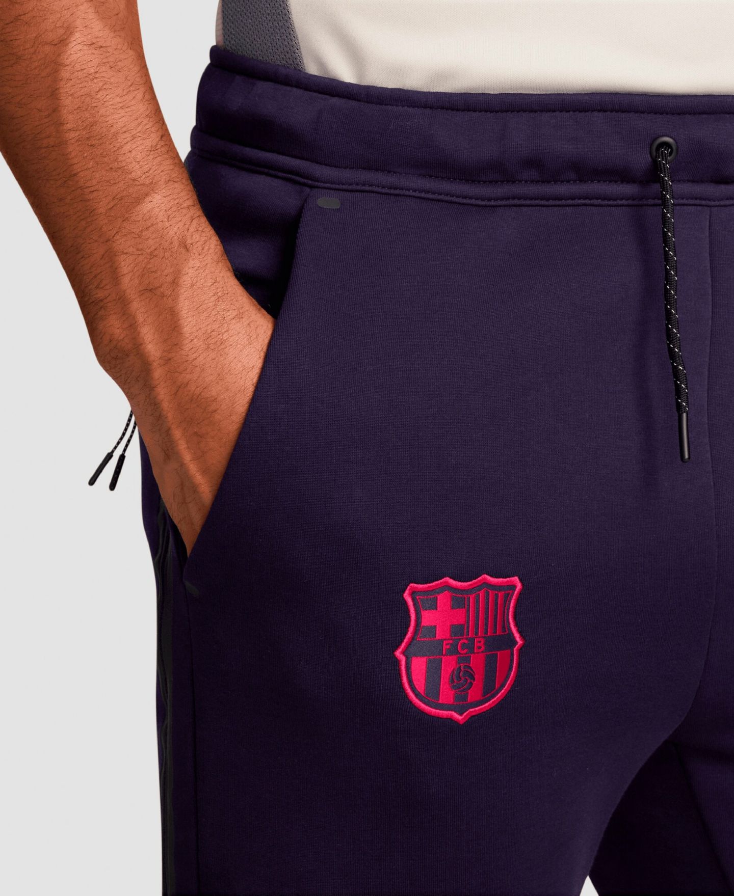 Мужские брюки Nike Navy Barcelona Tech Fleece Jogger — фото 3