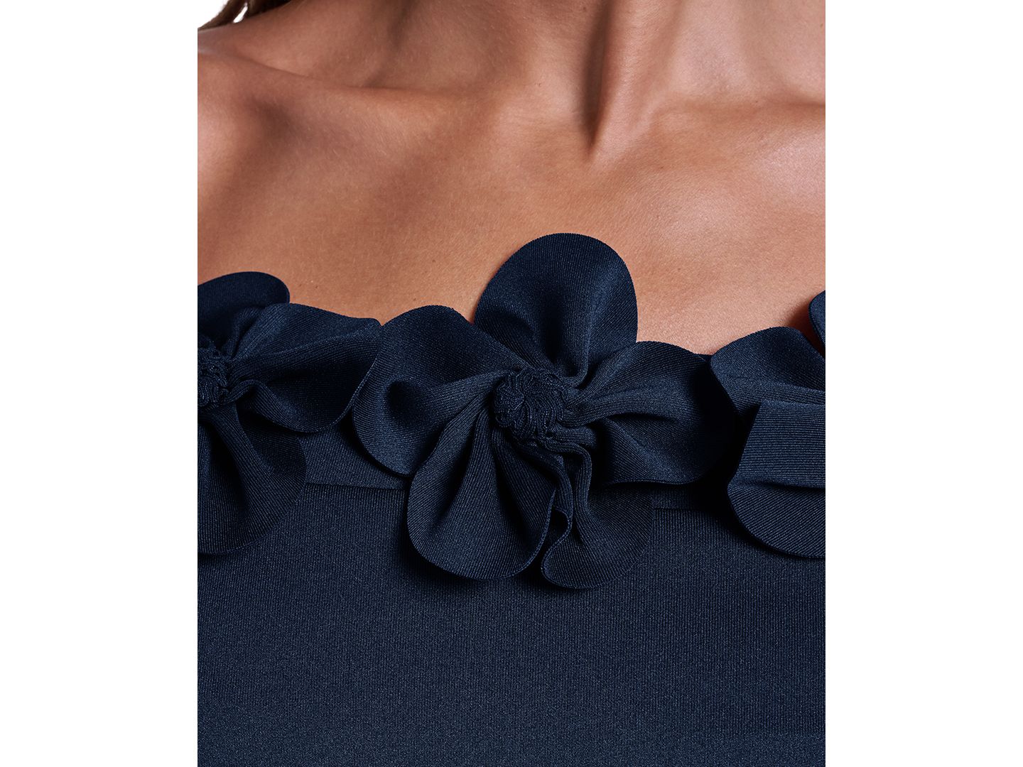 Женские платья Eliza J Off-the-Shoulder 3D Floral Wedding Guest Gown, цвет: Тёмно-синий — фото 4