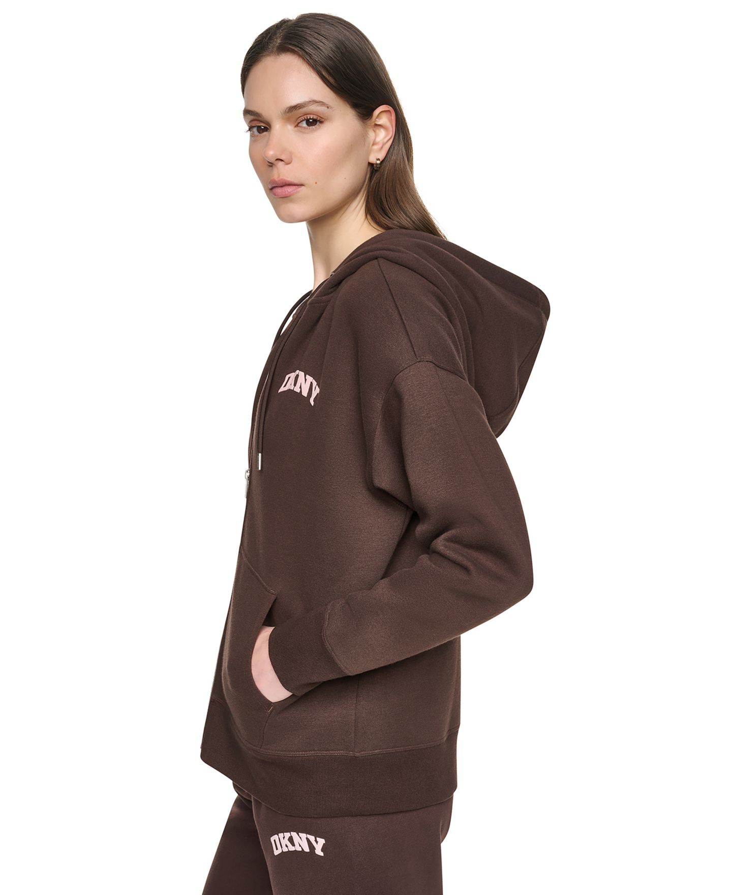 Женское худи DKNY Sport Puff Varsity Logo Full-Zip Cotton-Blend Fleece, цвет: Тёмно-коричневый / Пудровый розовый — фото 3