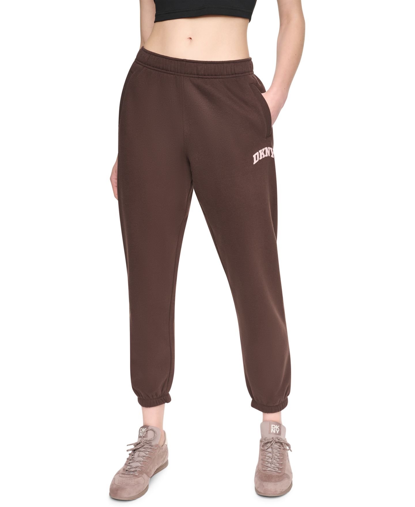 Женские брюки DKNY Sport Mini Puff Varsity Logo Mid-Rise Pull-On, цвет: Тёмно-коричневый / Пудровый розовый — фото 1