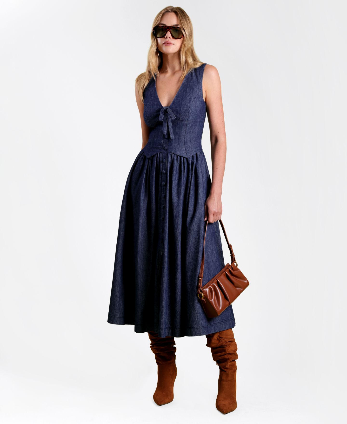 Женское платье Avec Les Filles Denim Vest Twofer Sleeveless V-Neck A-Line Midi, цвет: Варёный — фото 2