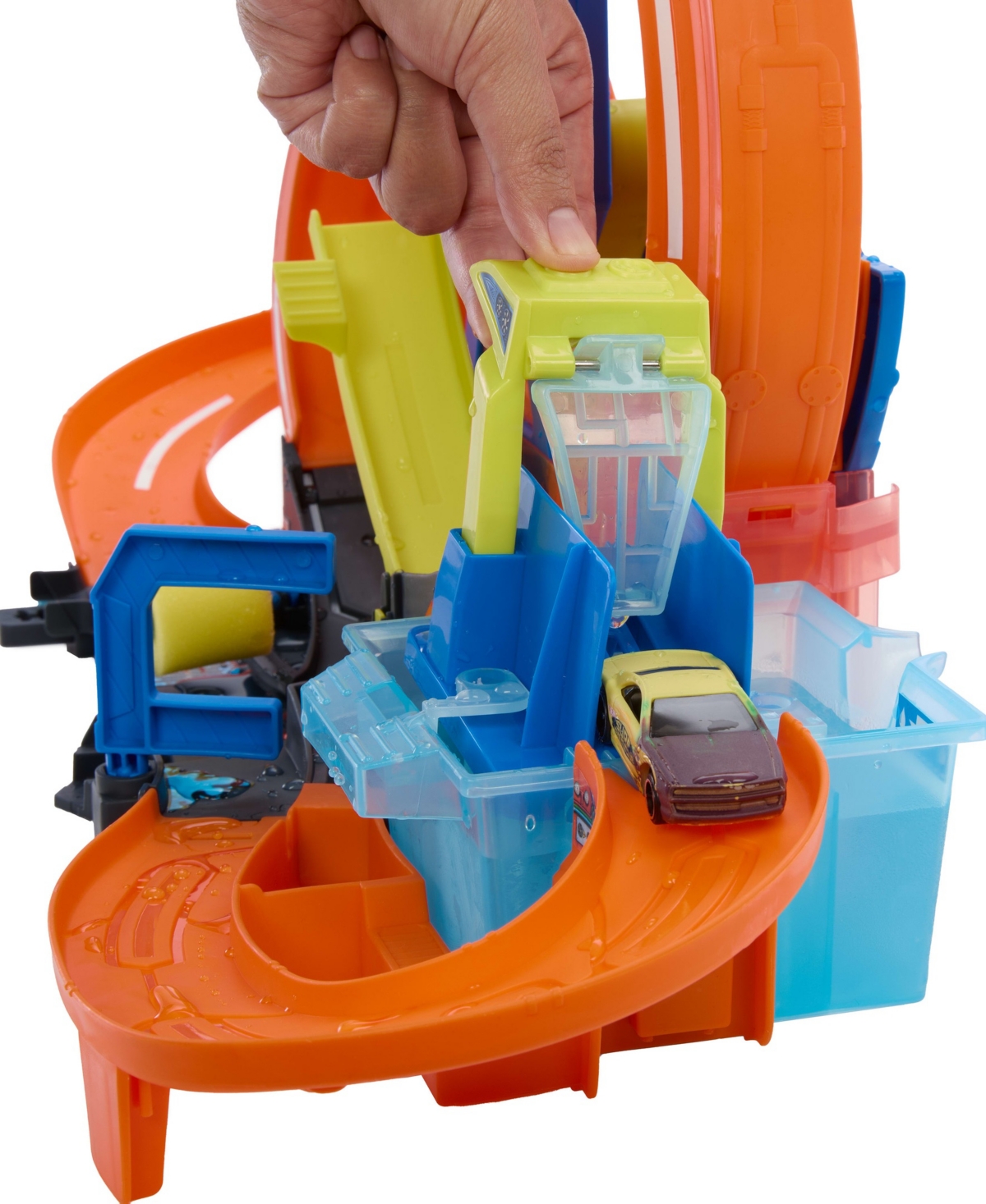 Hot Wheels 1:64 Scale City Mega Loop Car Wash Playset with Color Shifters Vehicle