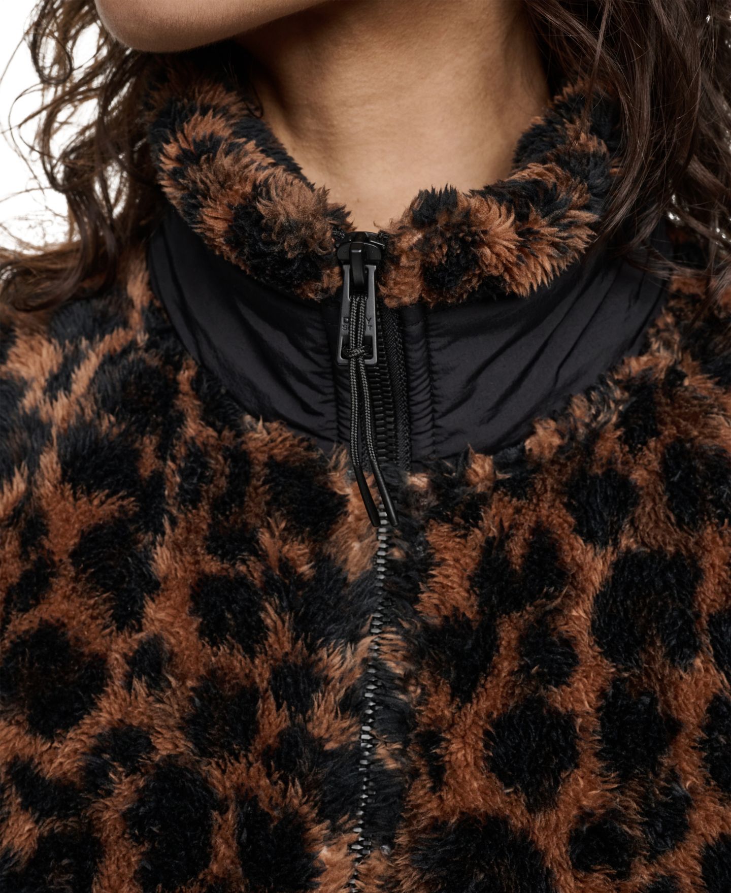 Женская куртка DKNY Sport Printed Sherpa Fleece Mock Neck, цвет: Леопардовый с принтом — фото 6