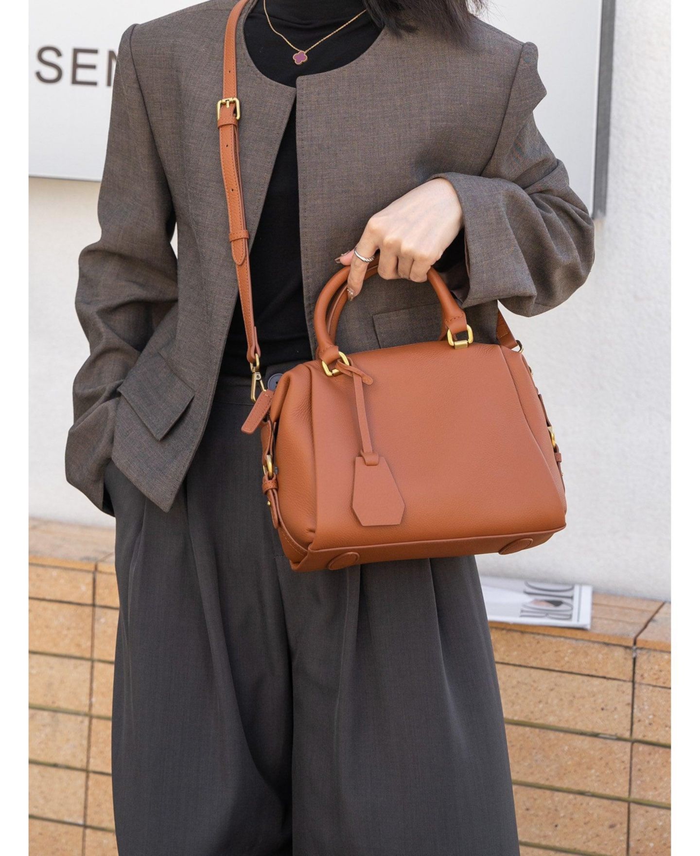 Женская сумка SUSU Quinn Pebbled Leather Boston Bag Structured Doctor Bag Top Handle Satchel Crossbody Bowling Handbag, цвет: Коньячный / Коричневый — фото 5
