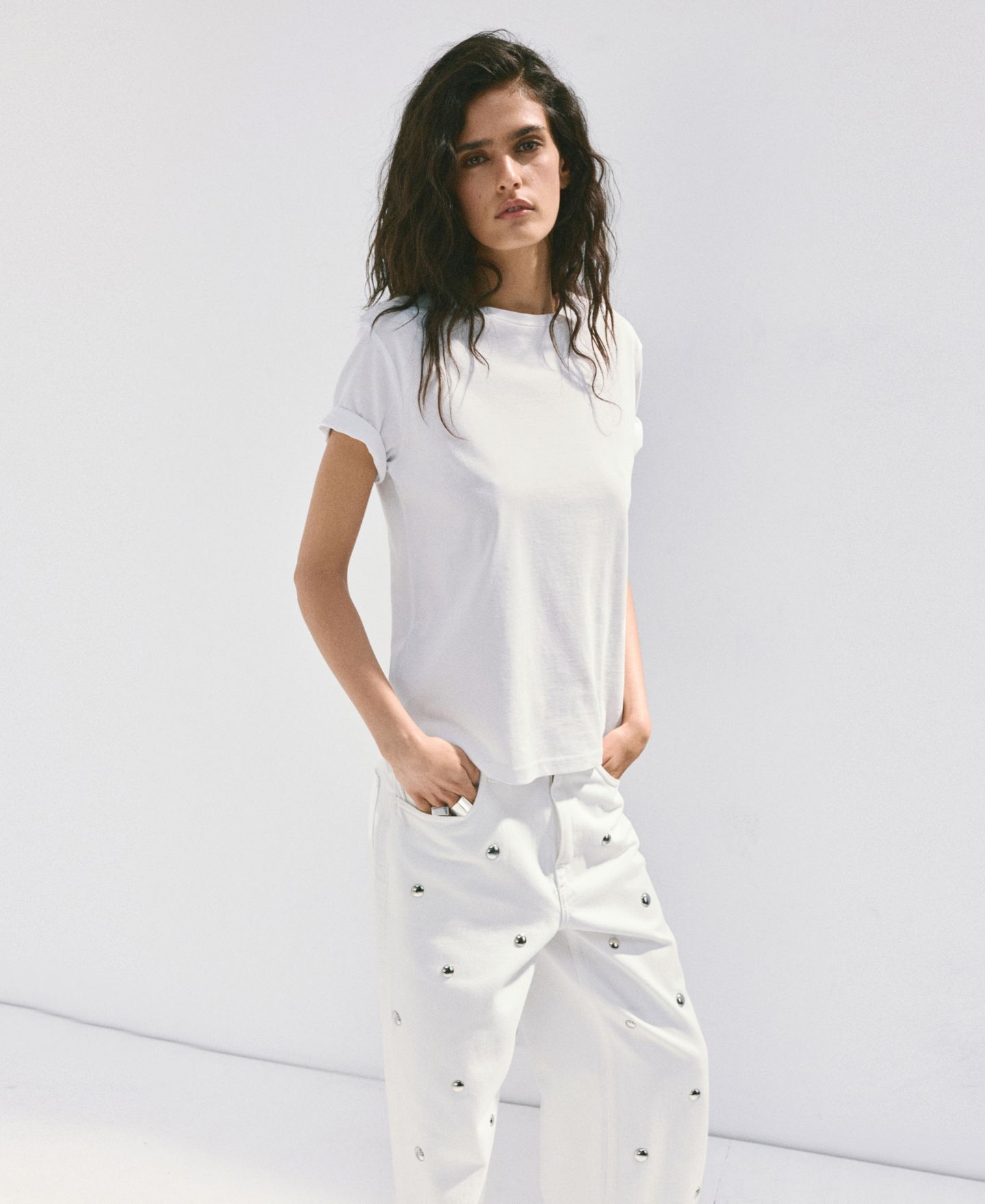 Женские джинсы Mango Wide-Leg Studded, цвет: Молочный белый — фото 5