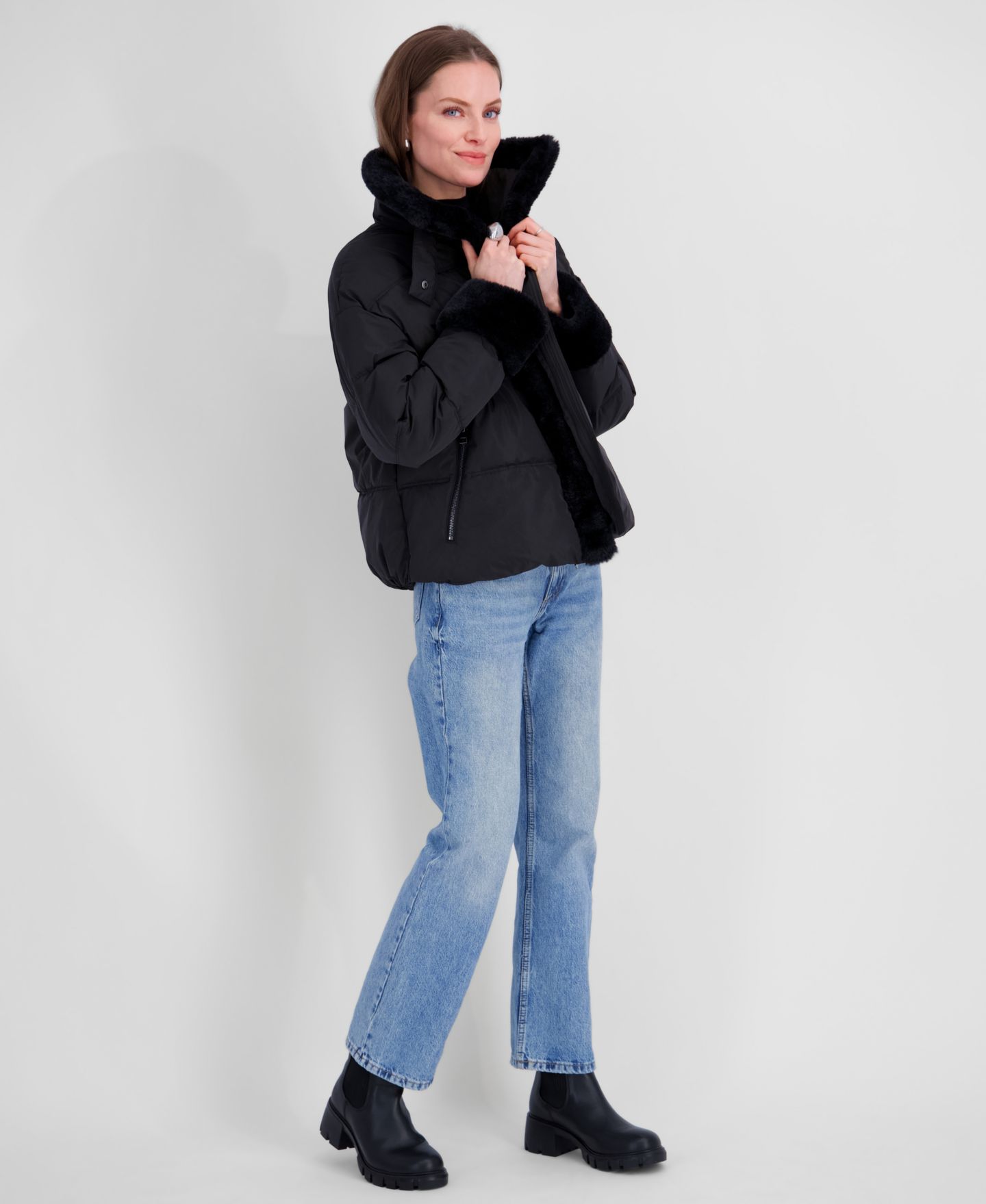 Женская куртка Tahari Water-Resistant Sherpa Cuff and Collar Short Puffer, цвет: Чёрный — фото 3