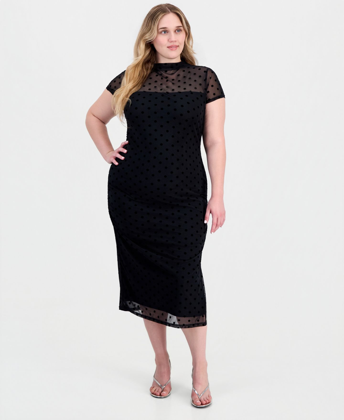 Женское платье FULL CIRCLE TRENDS Plus Size Polka-Dot Ruched Mock-Neck Short-Sleeve Midi, цвет: Чёрный — фото 1